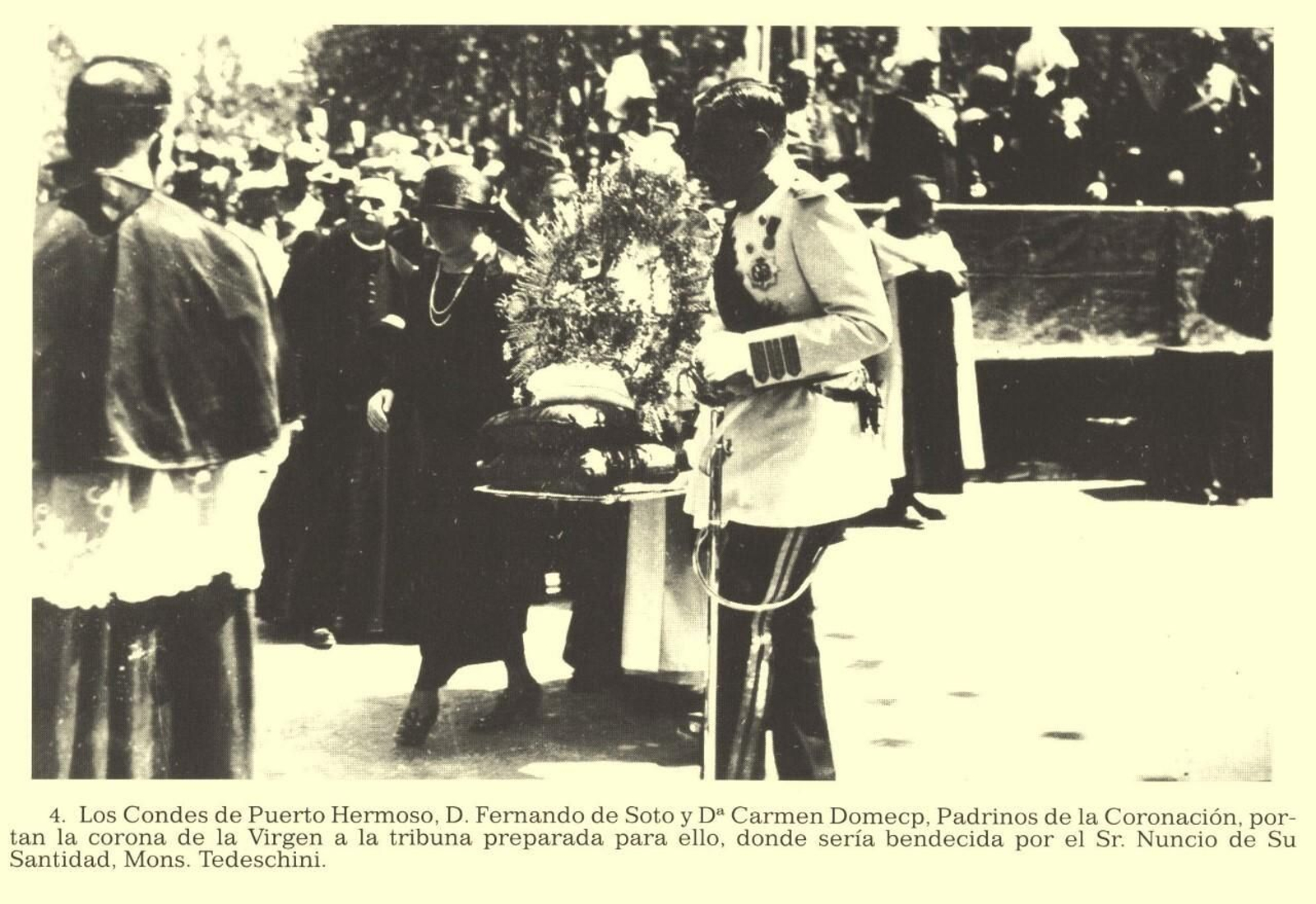 Los Condes de Puerto Hermoso, D. Fernando de Soto y Dª Carmen Domecq, padrinos de la Coronación, portan la corona a la tribuna donde sería bendecida.