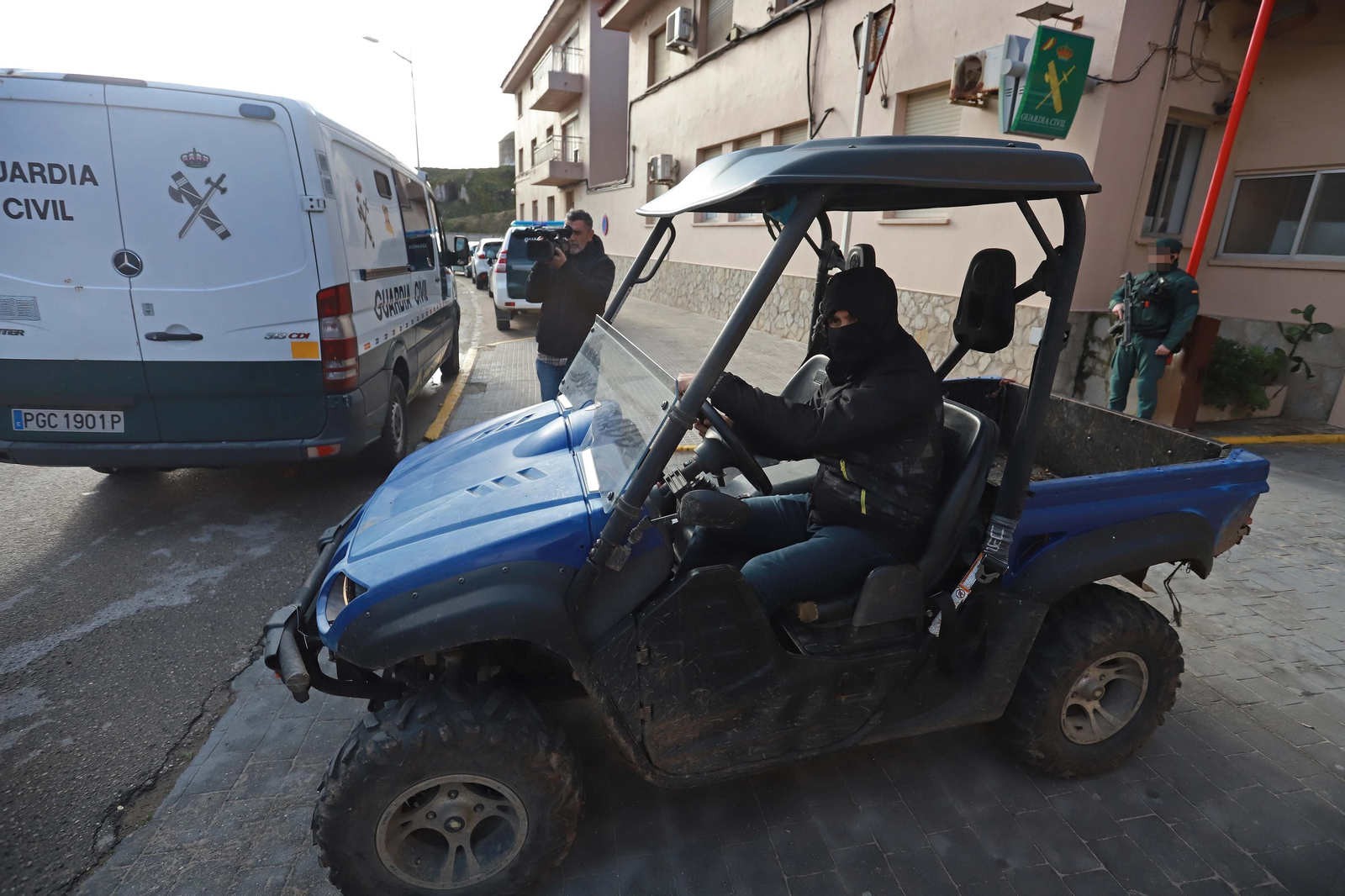 Un miembro de la Guardia Civil conduce un bien intervenido en una operación.
