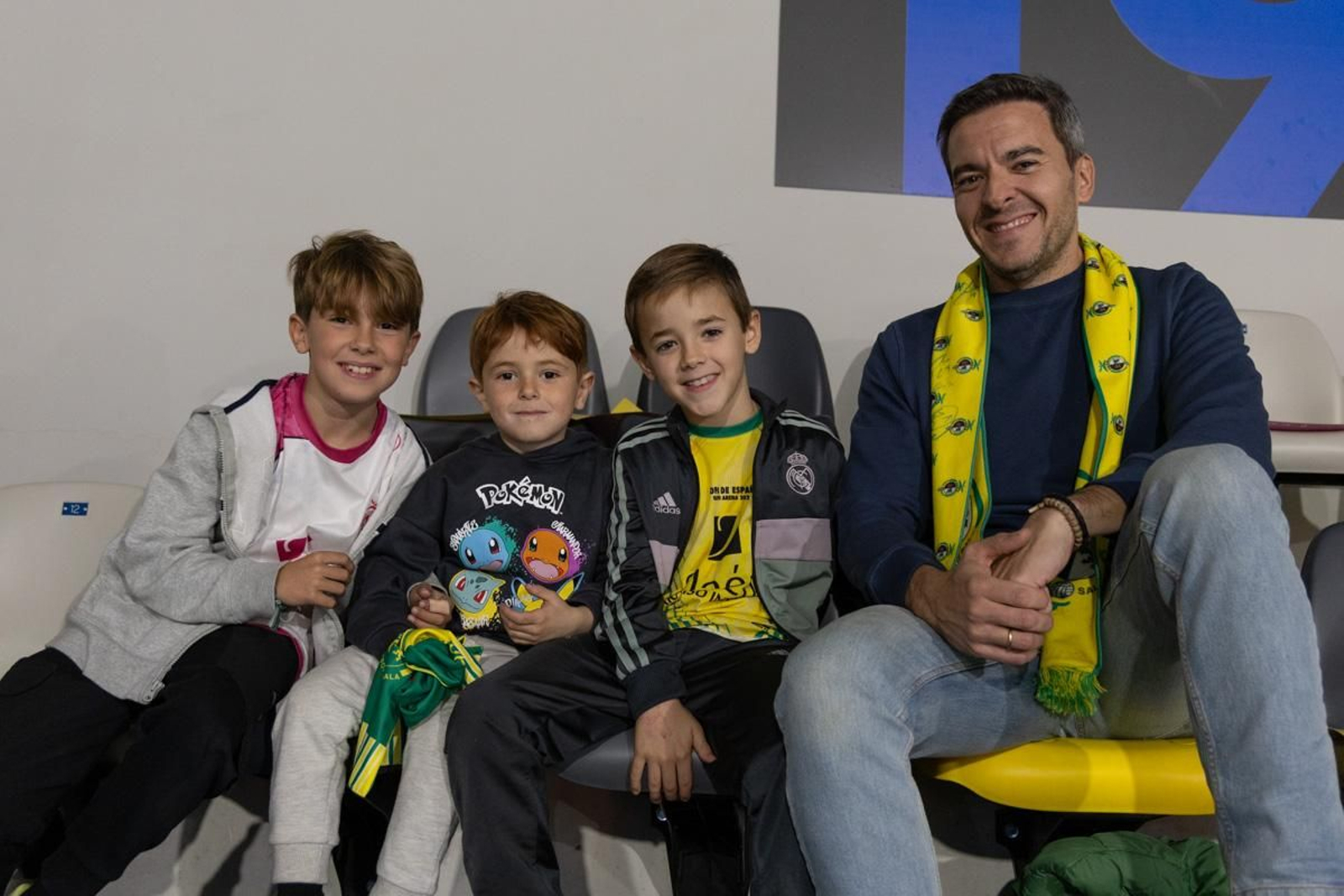 La fiesta amarilla en la goleada del Jaén FS al Barça, en imágenes