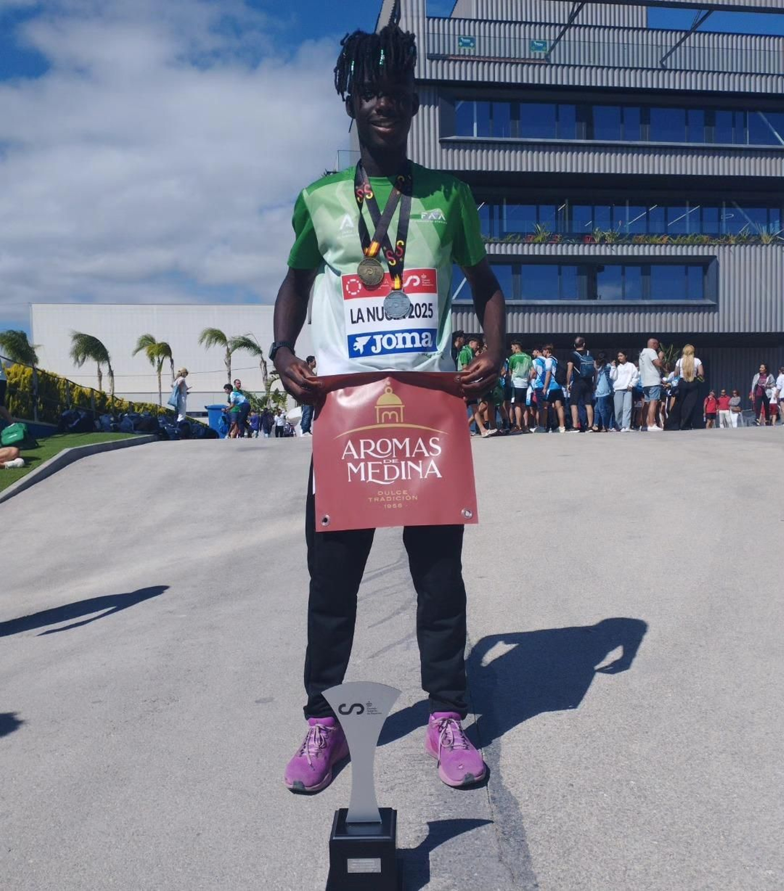 Elie Grzib posa feliz después de su último logro.