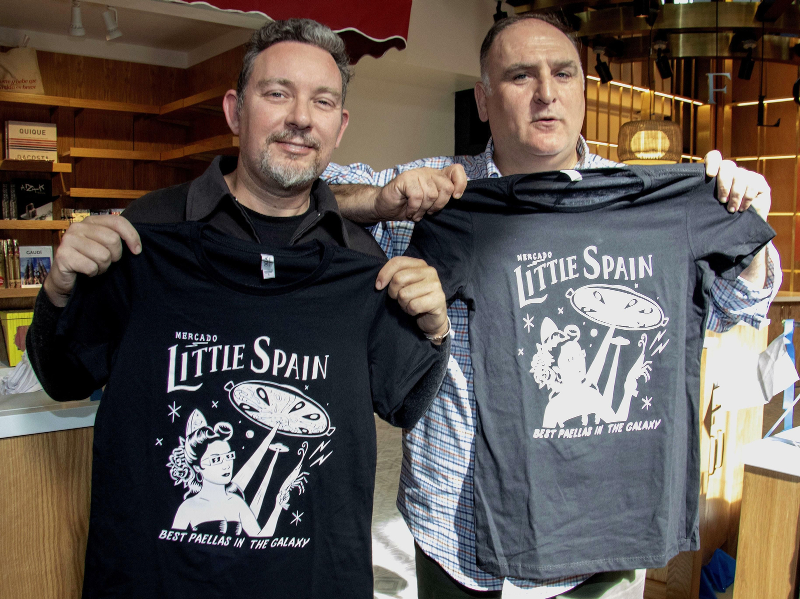LLos chefs Albert Adrià y José Andrés muestran las camisetas de su nuevo espacio culinario. LLos chefs Albert Adrià y José Andrés muestran las camisetas de su nuevo espacio culinario.