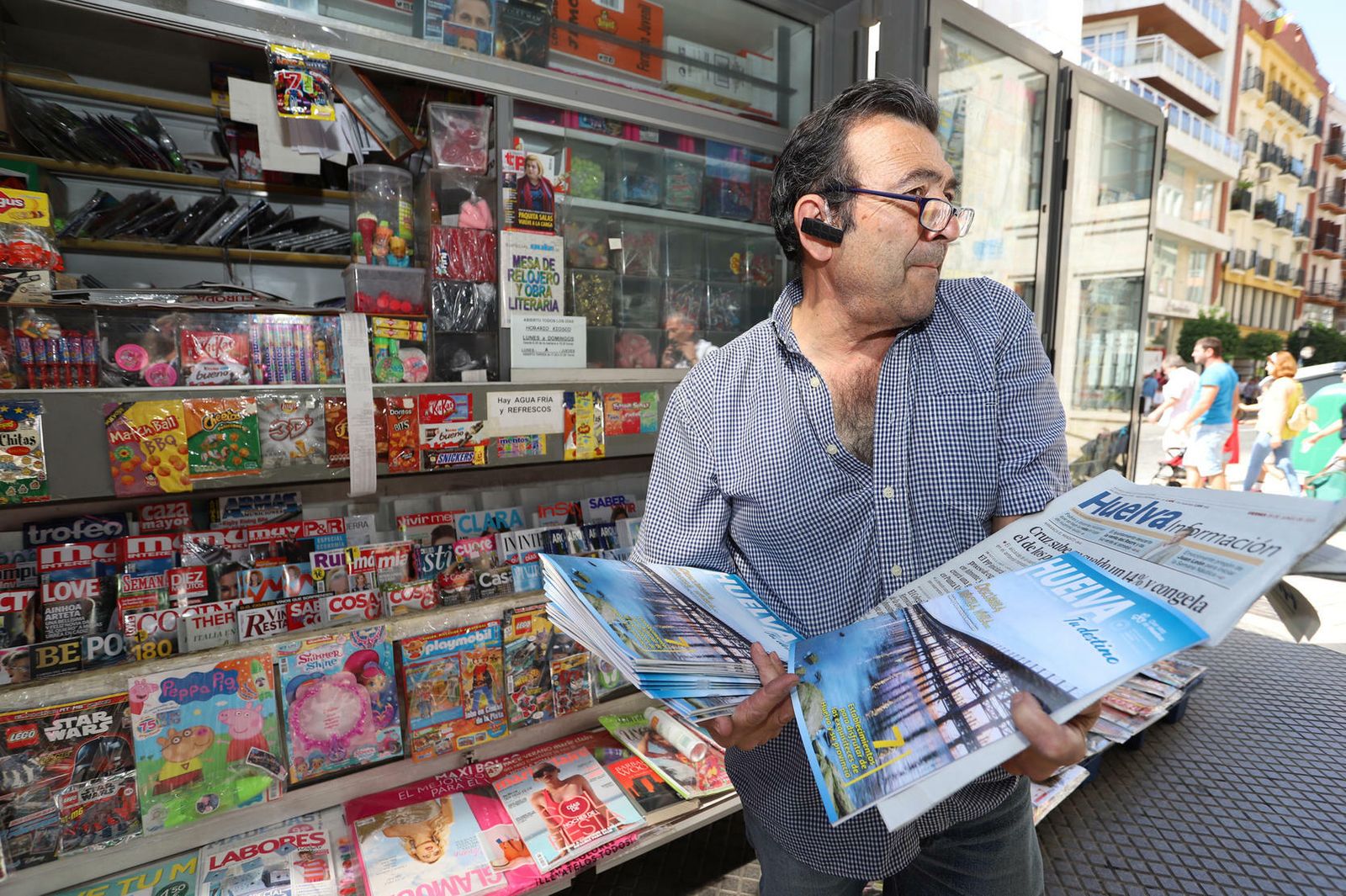 Un quisquero de la capital recibe las guías de turismo que se regalaron con el periódico.