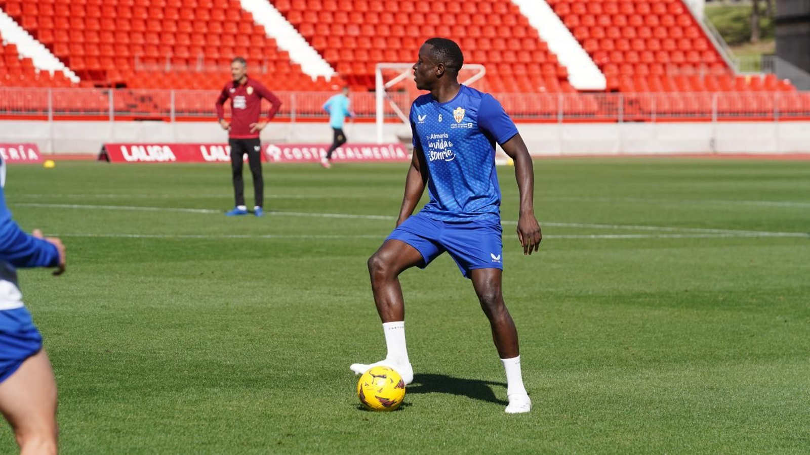 Dion Lopy controla un esférico en una de las sesiones del equipo.