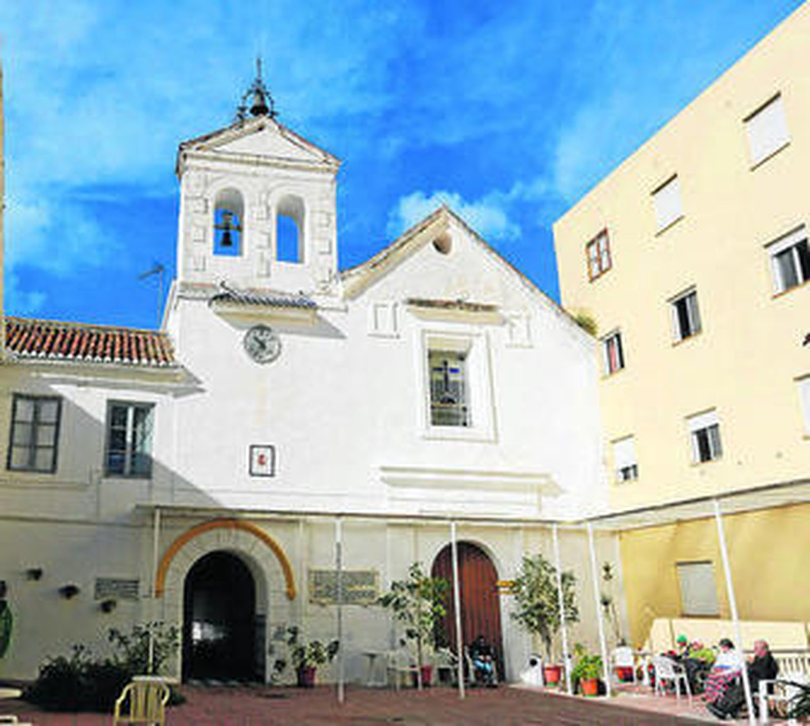 Residentes toman el sol en el patio del Asilo de los Ángeles.