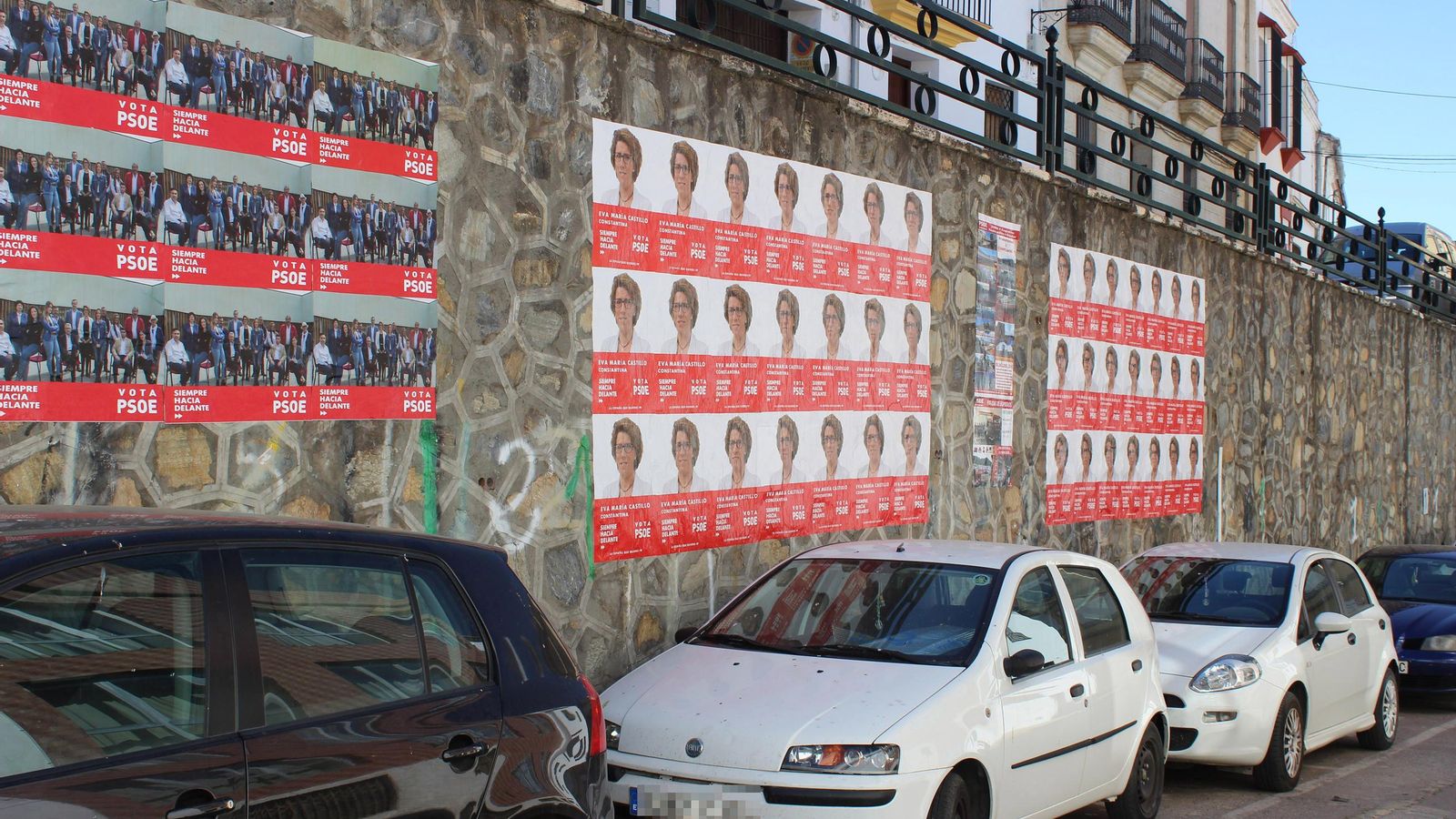 Carteles electorales de la candidata del PSOE a la Alcaldía, Eva María Castillo, actual regidora tras un pacto con el PA.