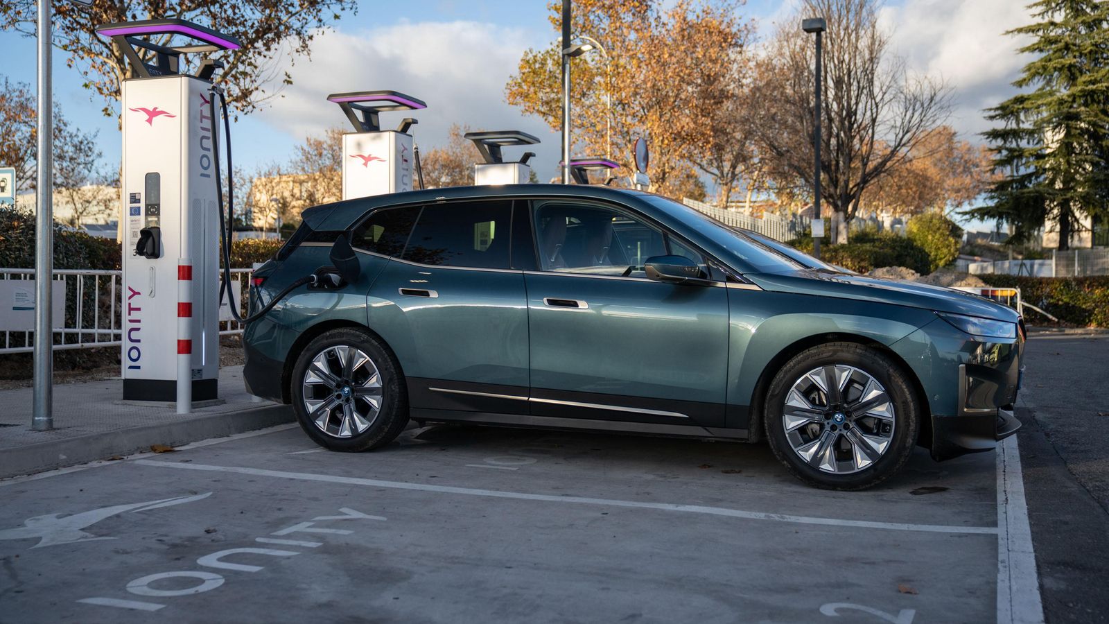 Con una arquitectura eléctrica de 400 voltios, estos BMW no pueden aprovechar toda la potencia de carga que puede proporcionarle la red Ionity de la que la marca es socia. En el xDrive50 el tope de energía recargable es de 195 kW.