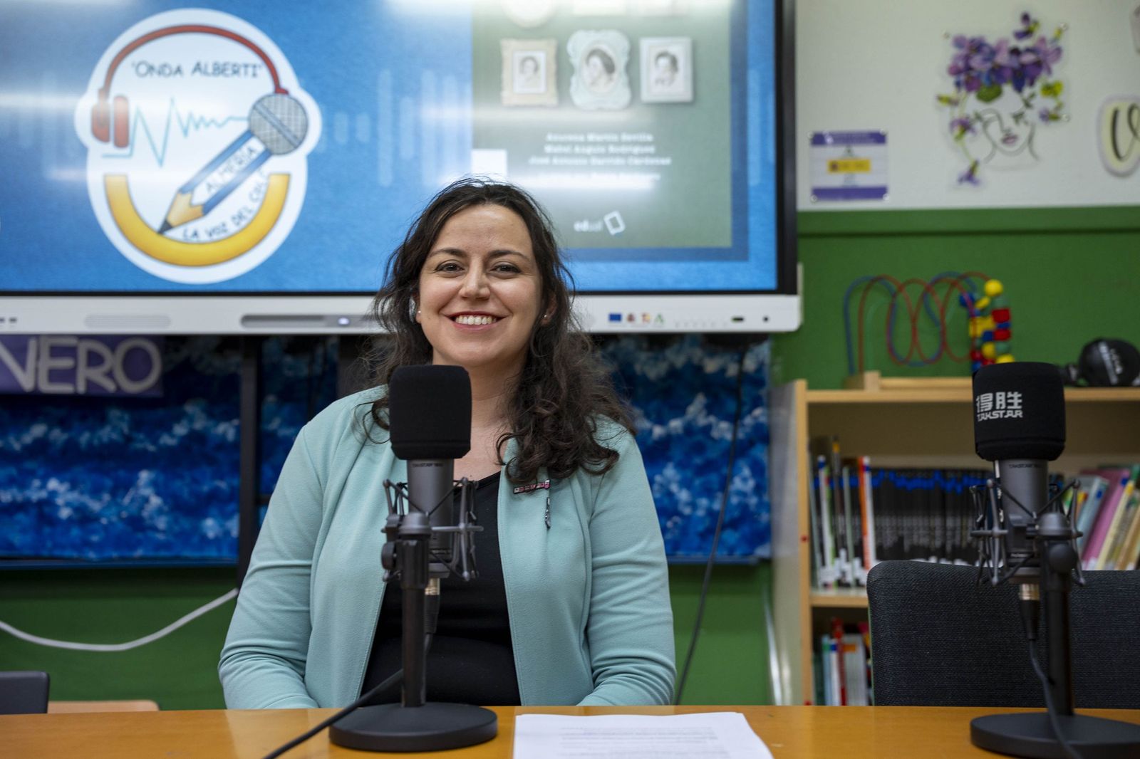 Las imágenes del estreno de la radio escolar 'Onda Alberti' y su primer programa dedicado a la ciencia