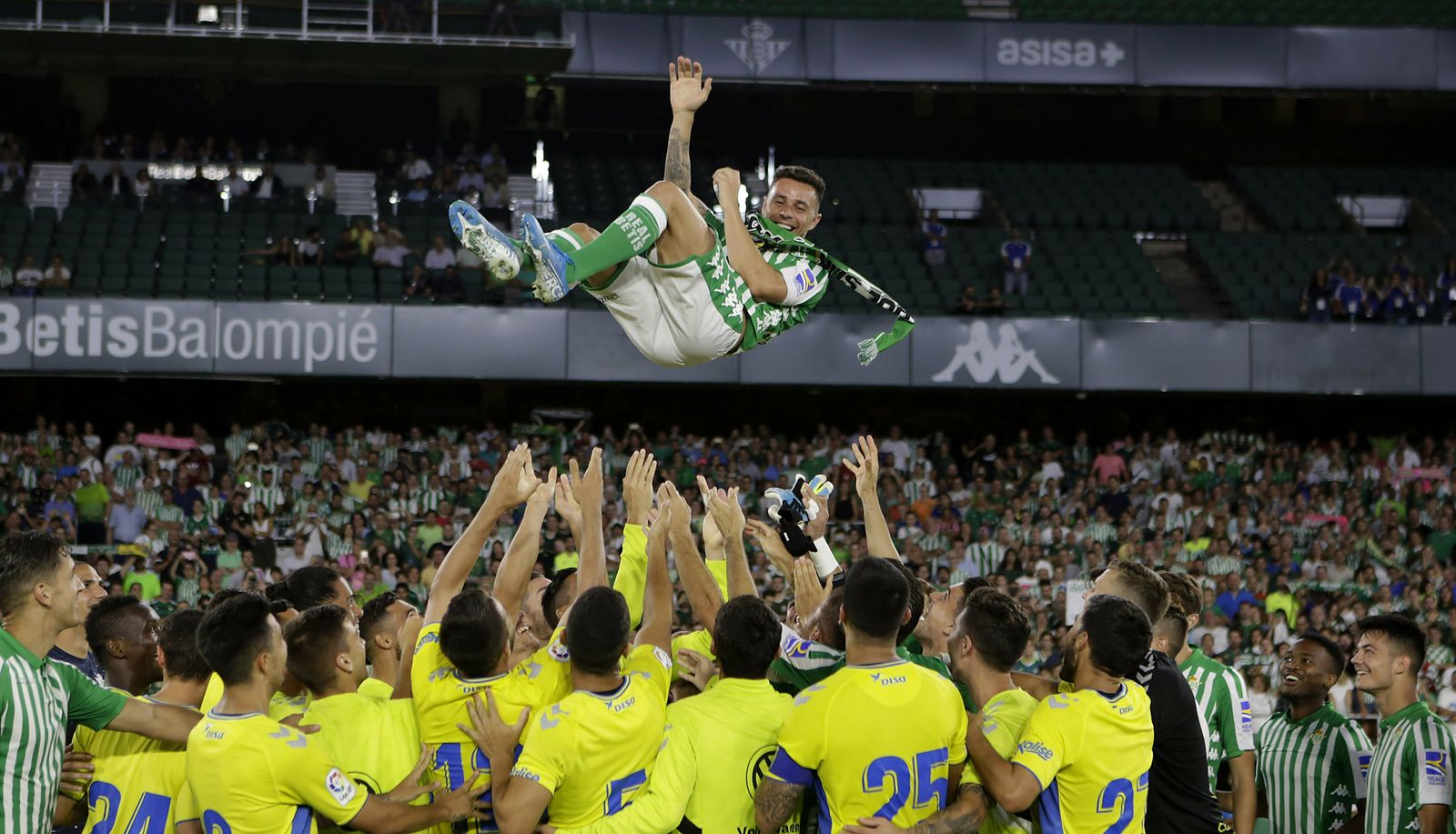 Rubén Castro vuela por el aire del Villamarín tras ser manteado por sus compañeros.