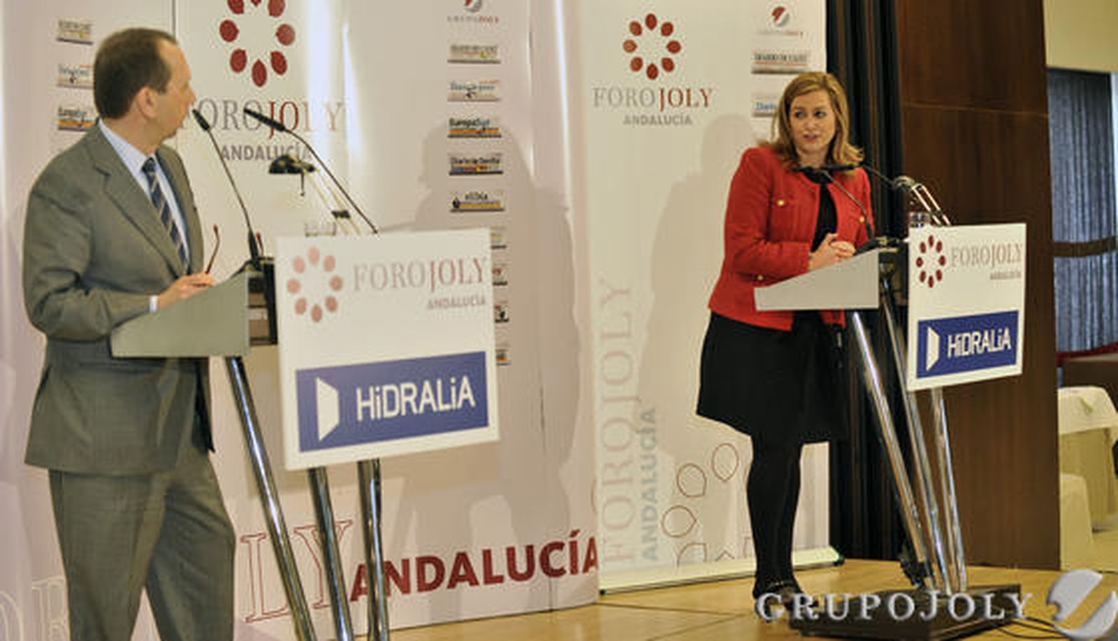 La consejera de Medio Ambiente y Ordenación del Territorio, María Jesús Serrano, responde a las preguntas de José Antonio Carrizosa, director de 'Diario de Sevilla'.  Foto: Juan Carlos Vázquez / Manuel Gómez