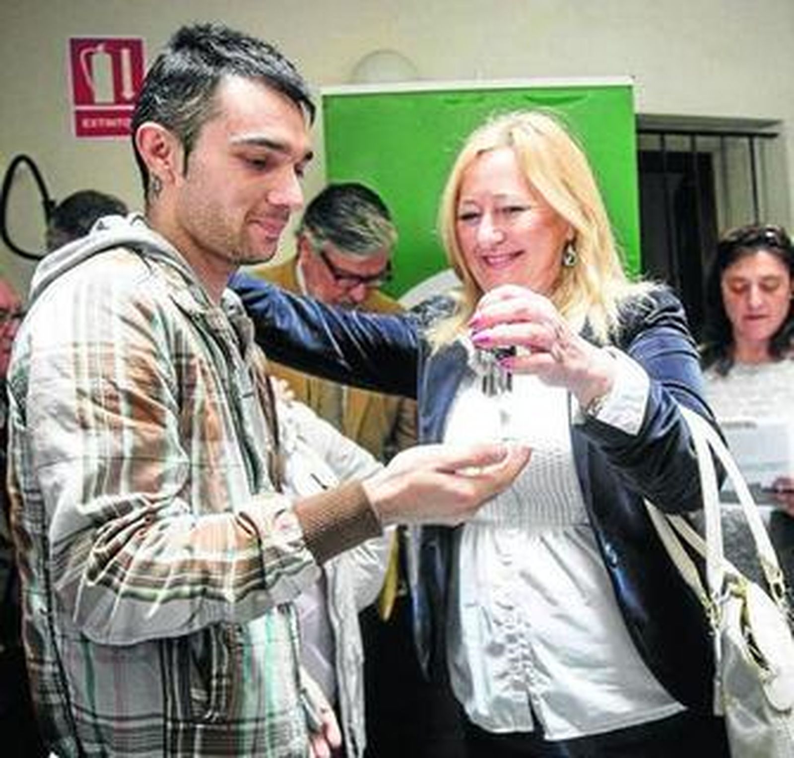 La concejala de IU, Blanca Marzán, entregó las llaves a una de las familias que vivirá en Santa Elena, 6.