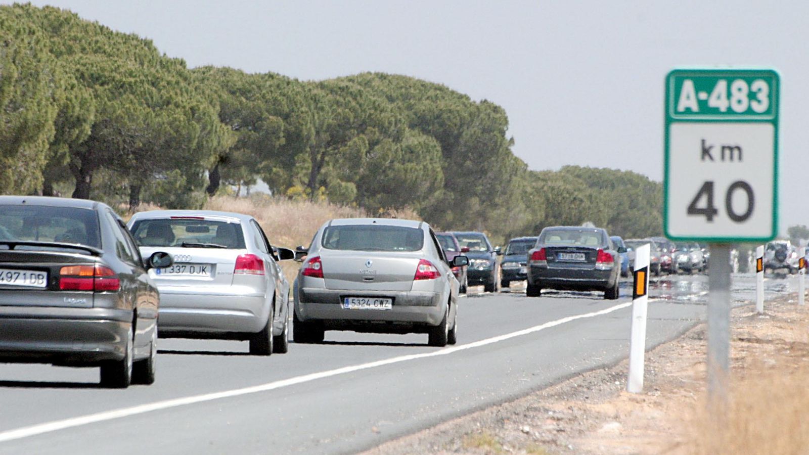 Coches por la carretera A-483 de acceso al Rocío.