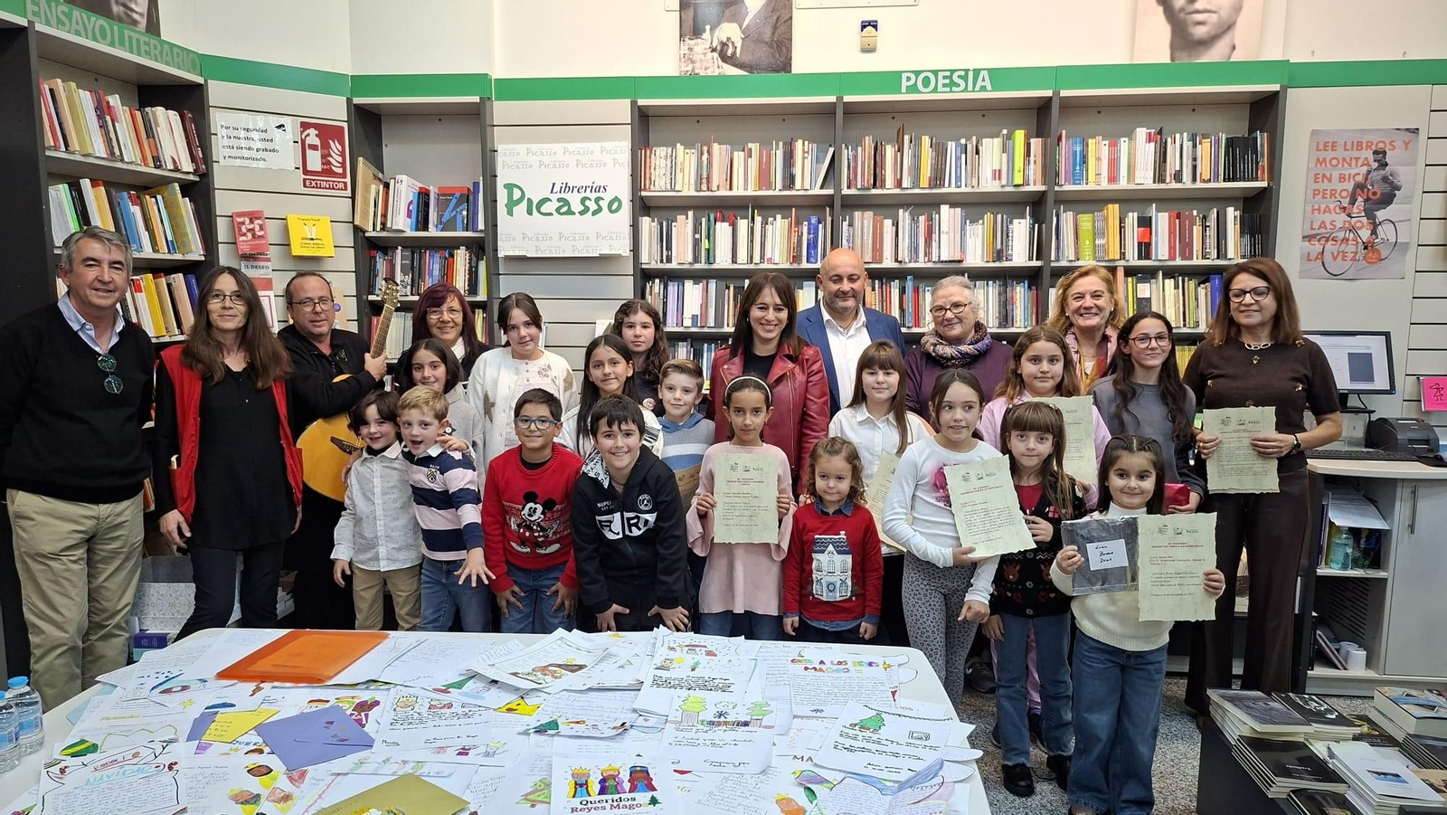Los ganadores del concurso de cartas junto a organizadores y patrocinadores en la Librería Picasso.