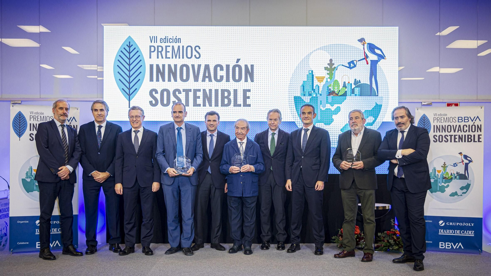 Foto de familia de los distinguidos en la séptima edición de los Premios de Innovación Sostenible Grupo Joly-BBVA, representantes de los organizadores y autoridades. Foto de familia de los distinguidos en la séptima edición de los Premios de Innovación Sostenible Grupo Joly-BBVA, representantes de los organizadores y autoridades.