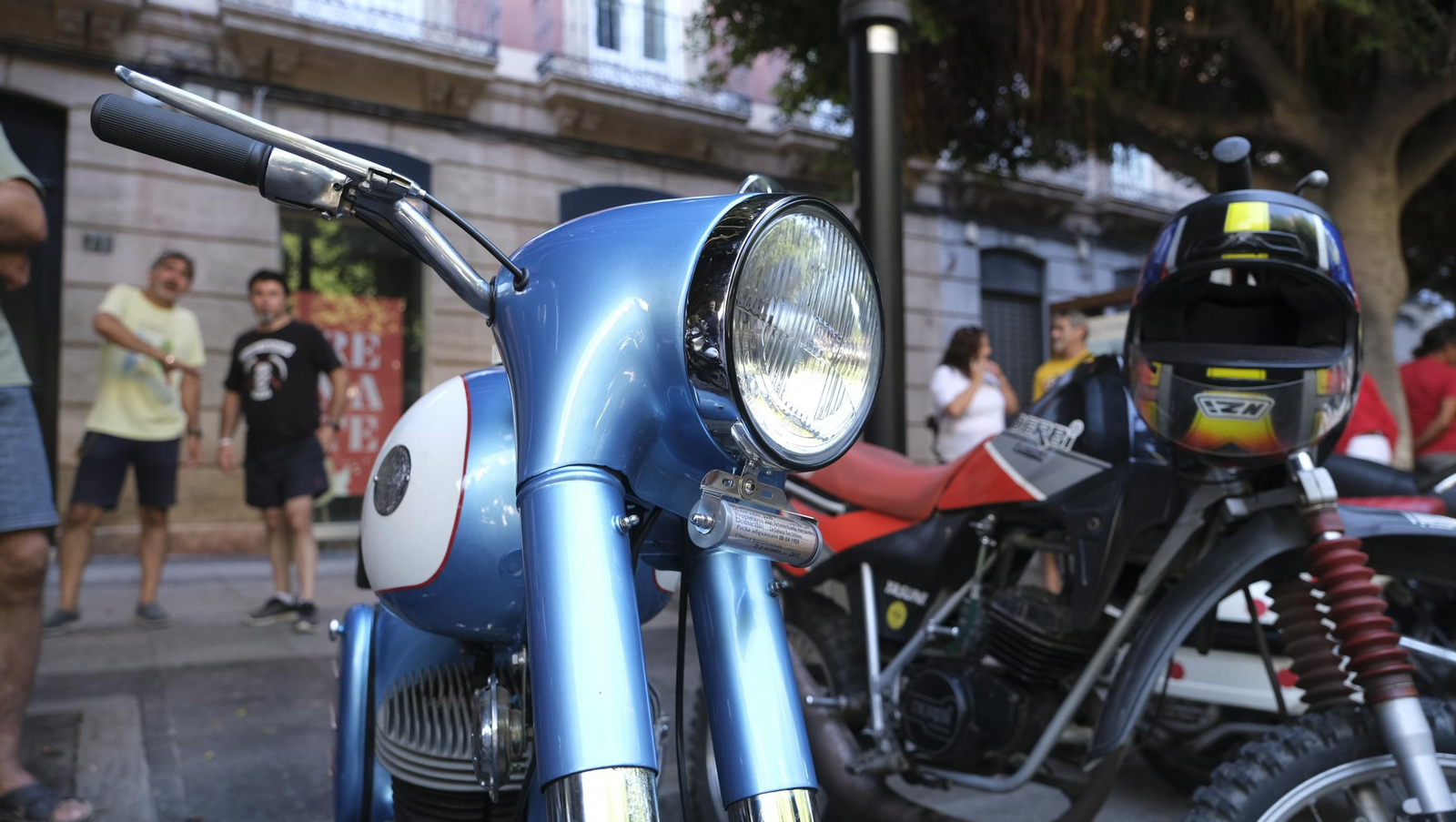 Las motos antiguas dan brillo a la Feria de Almería
