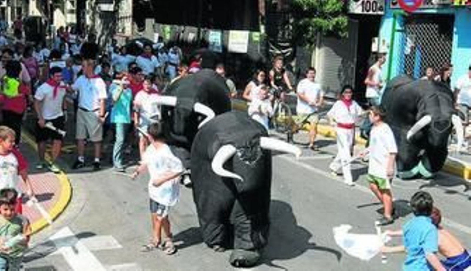 Cientos de personas acudieron al Encierro de San Nicolás 2010.