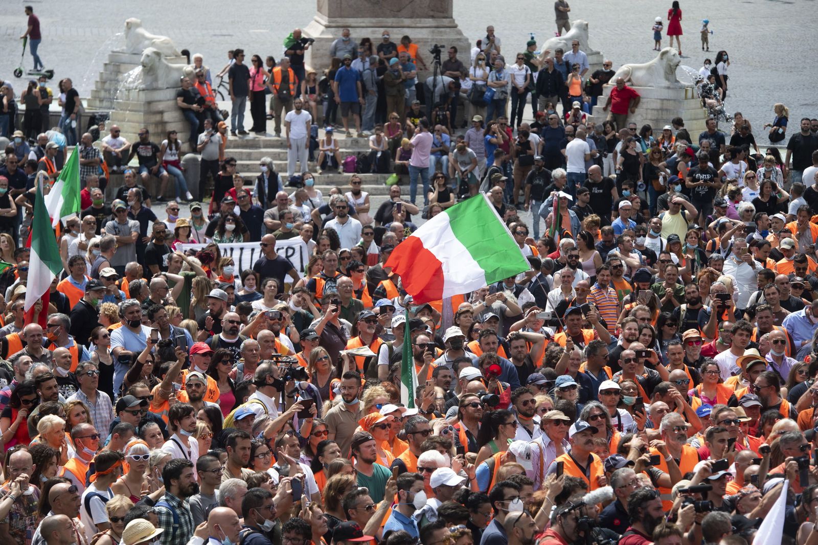 Los 'chalecos naranjas' de Italia se manifiestan en Roma
