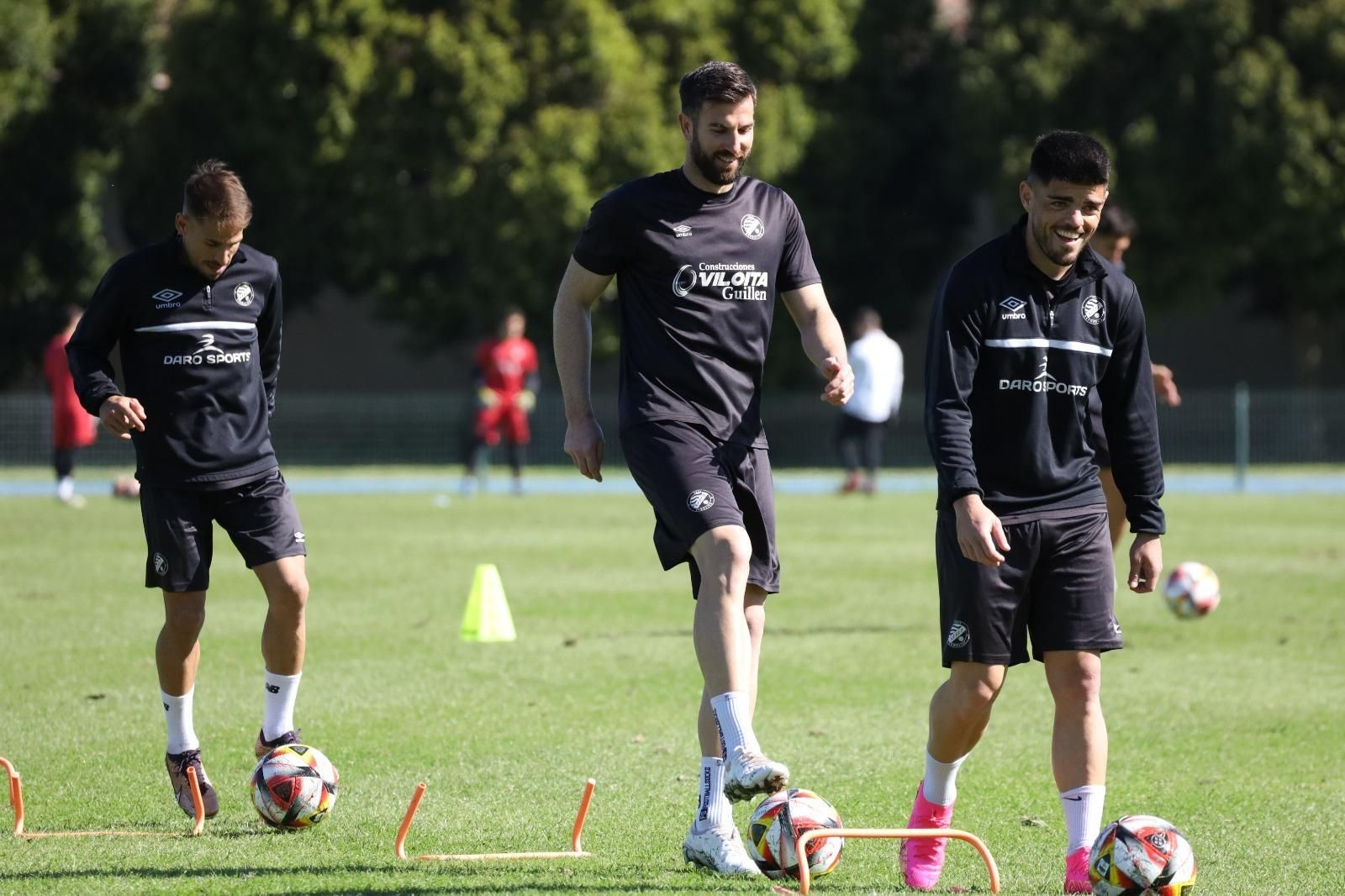 Oca, sonriente en un entrenamiento en el Pepe Ravelo junto a Carri.