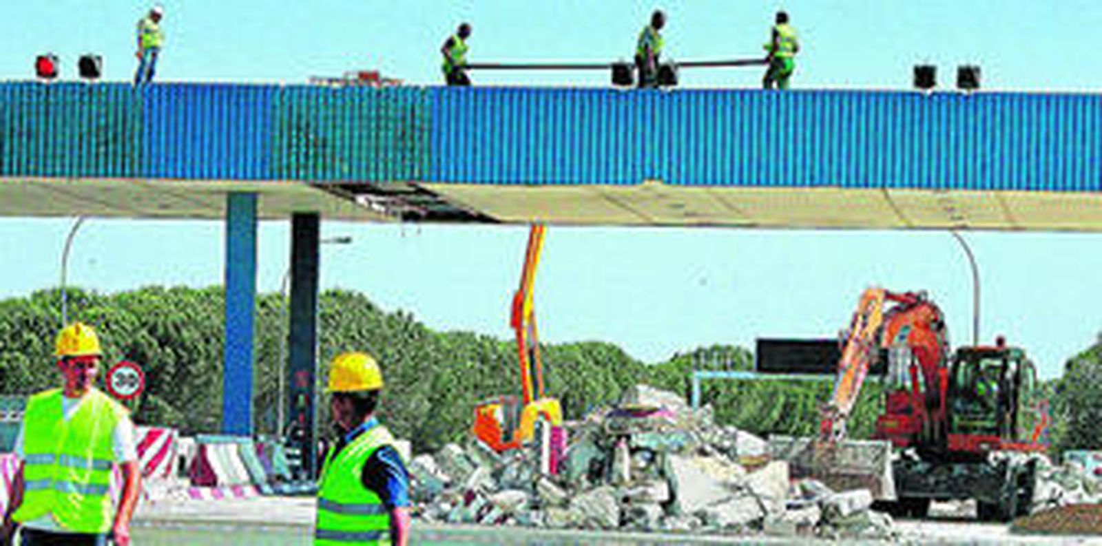 Operarios derriban y retiran los escombros de las cabinas del peaje de Jerez tras la liberalización.