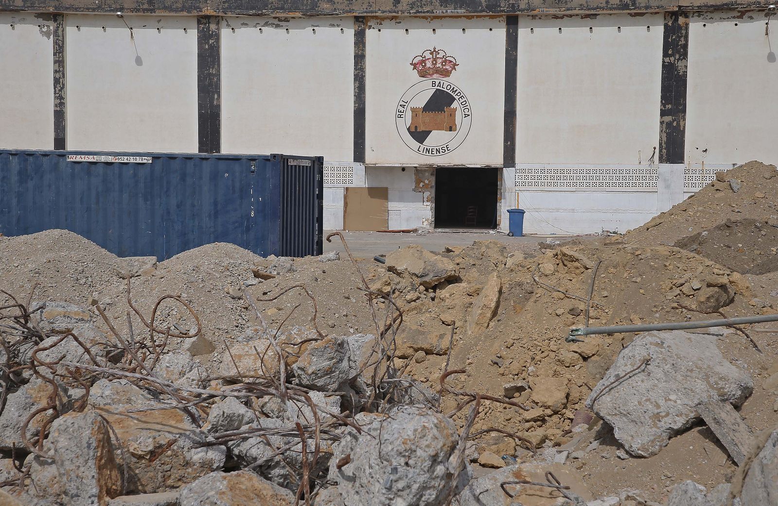 El derribo de la preferencia del estadio municipal de La Línea, en imágenes