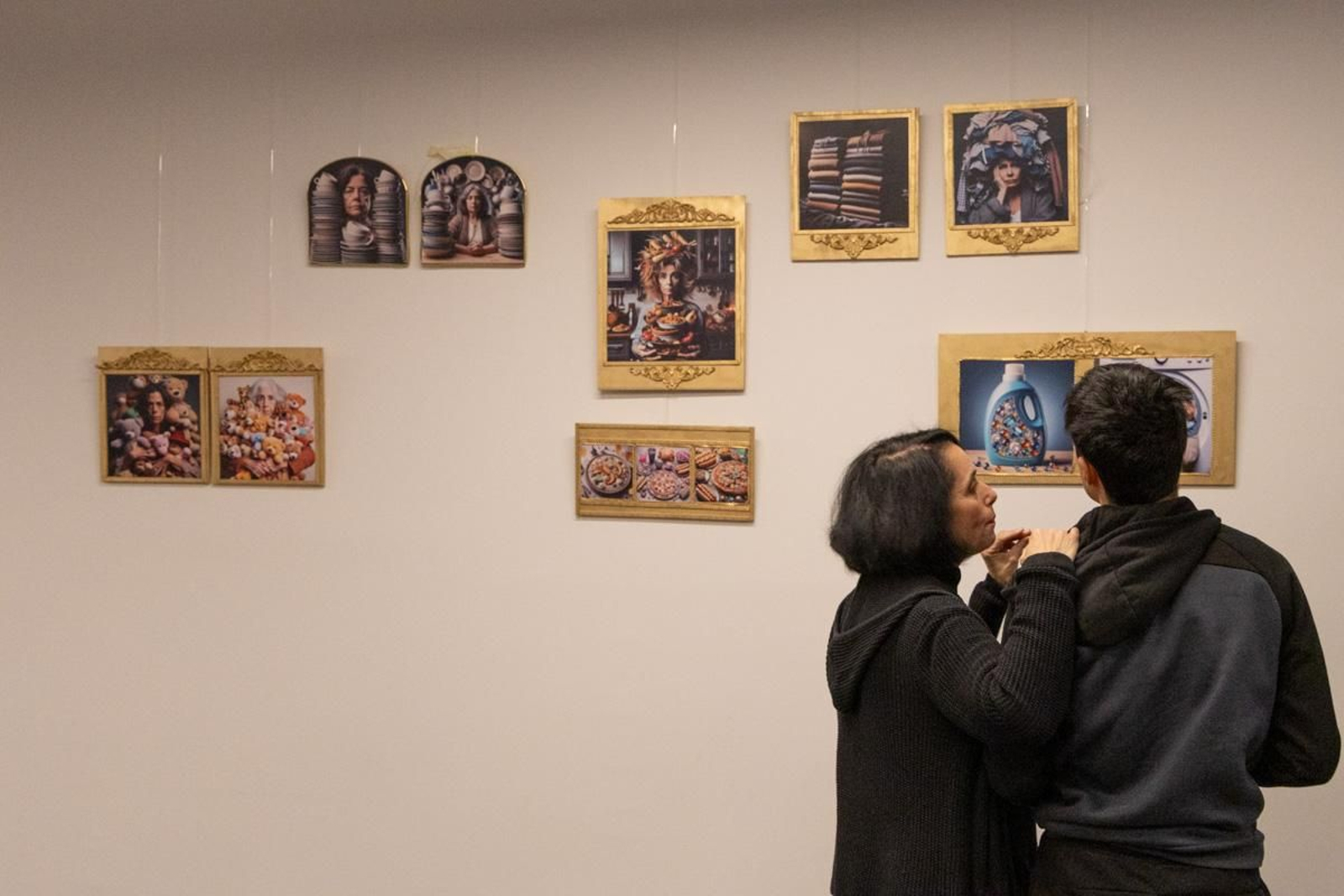 La Inteligencia Artificial, una heramienta clave para interactuar con la exposición 'Martirios Domésticos' de Esther Gámez La Inteligencia Artificial, una heramienta clave para interactuar con la exposición 'Martirios Domésticos' de Esther Gámez
