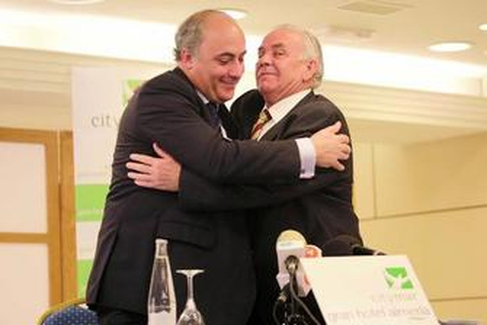 Pedro Mena, a la derecha, se funde en un abrazo con su abogado y amigo Juan Marfil.