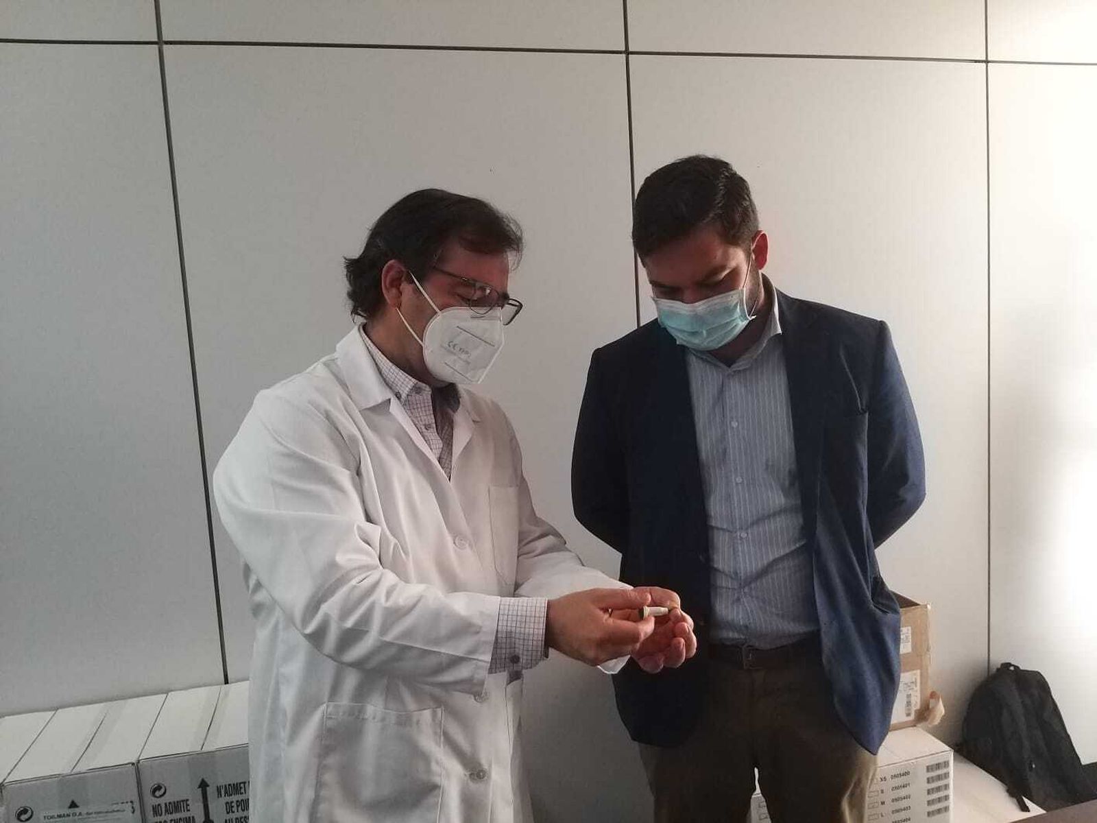 Profesionales con una de las pruebas.