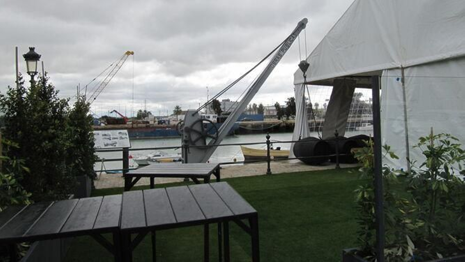 La asociación pedirá el libre acceso al conjunto restaurado que recrea la carga y descarga de vino de jerez en el muelle.