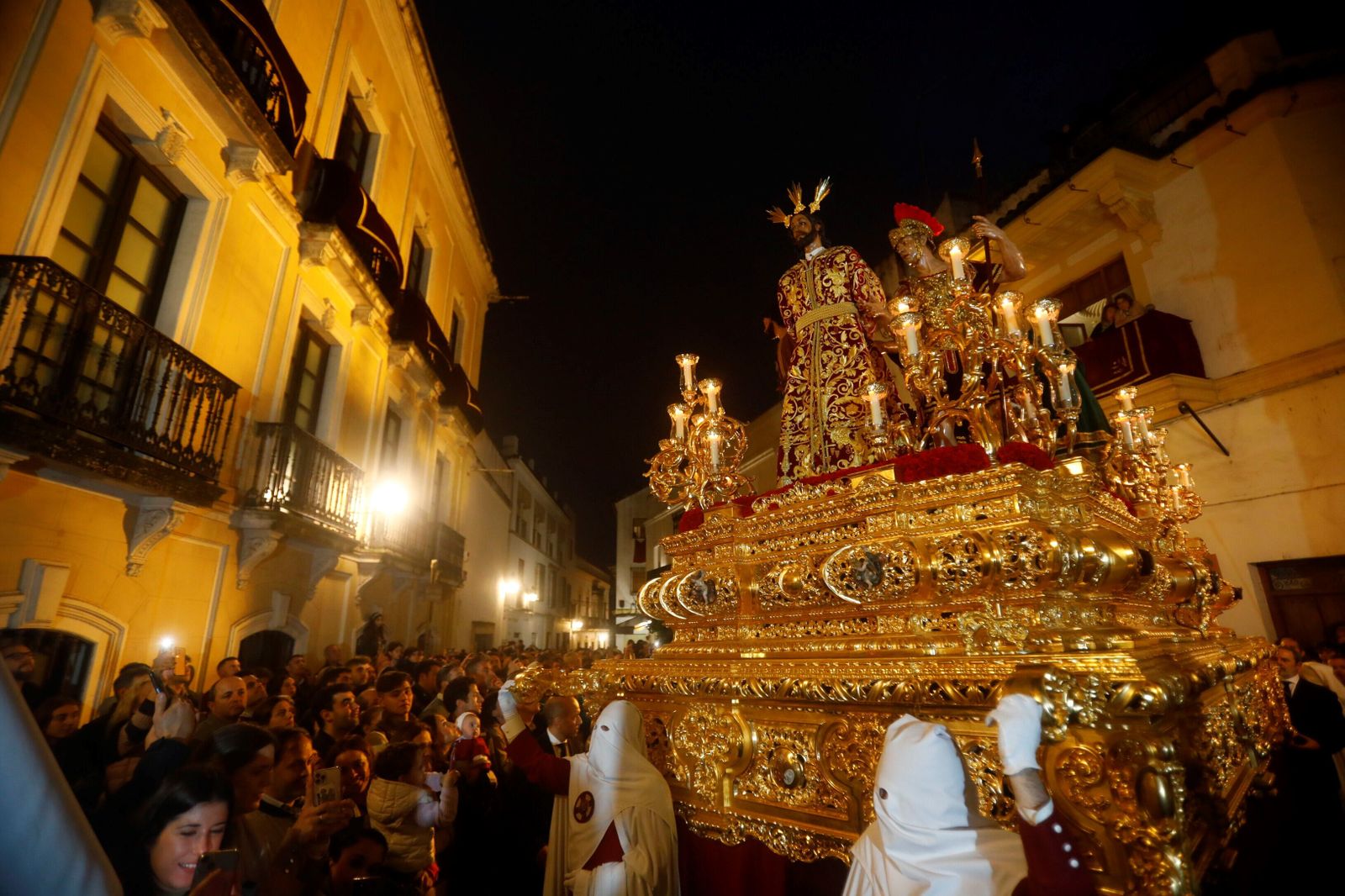 El Señor de la Sentencia, tras su salida de su casa de hermandad.
