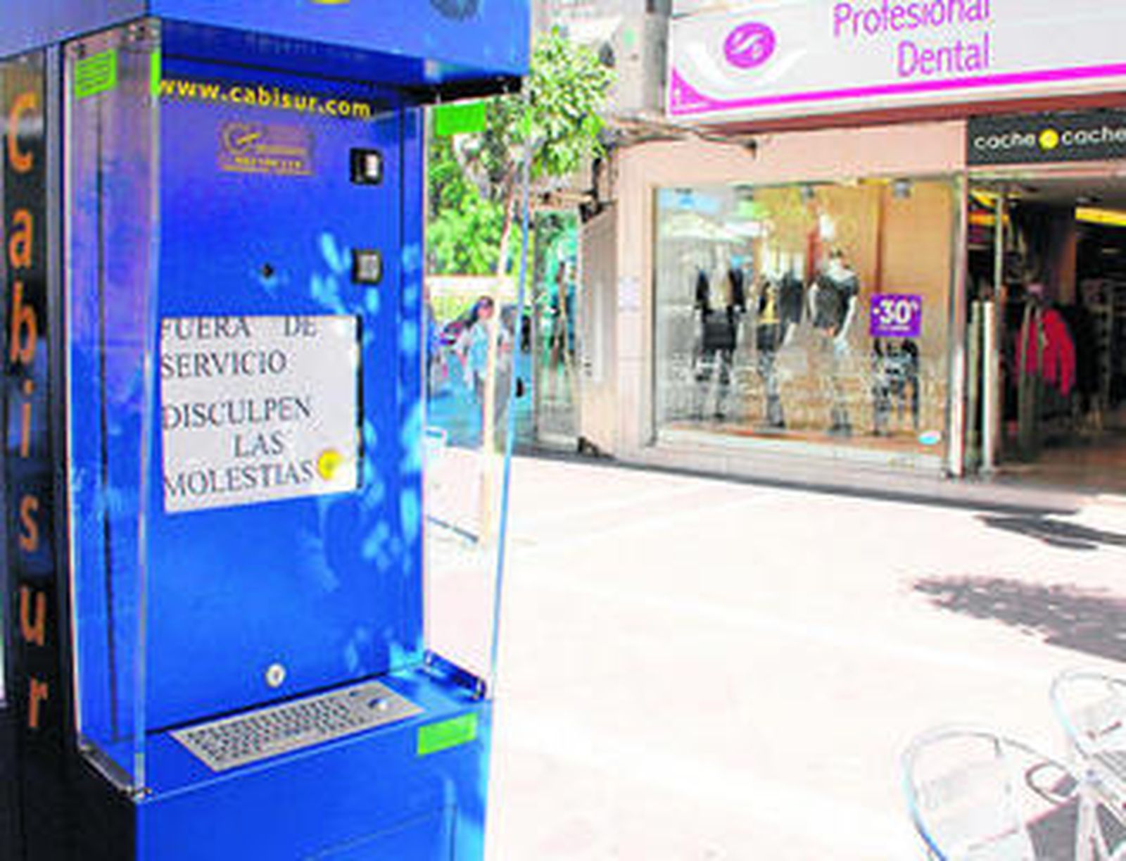 Una de las cabinas de internet, la instalada en la calle Ancha.
