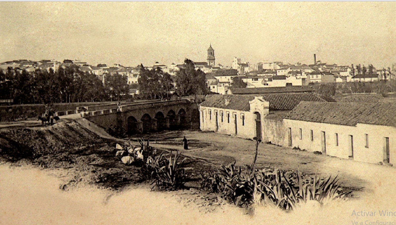 Fotografía de principios del siglo XX ―antes del año 1906― en la que se puede apreciar el ediﬁcio del matadero todavía en uso.
