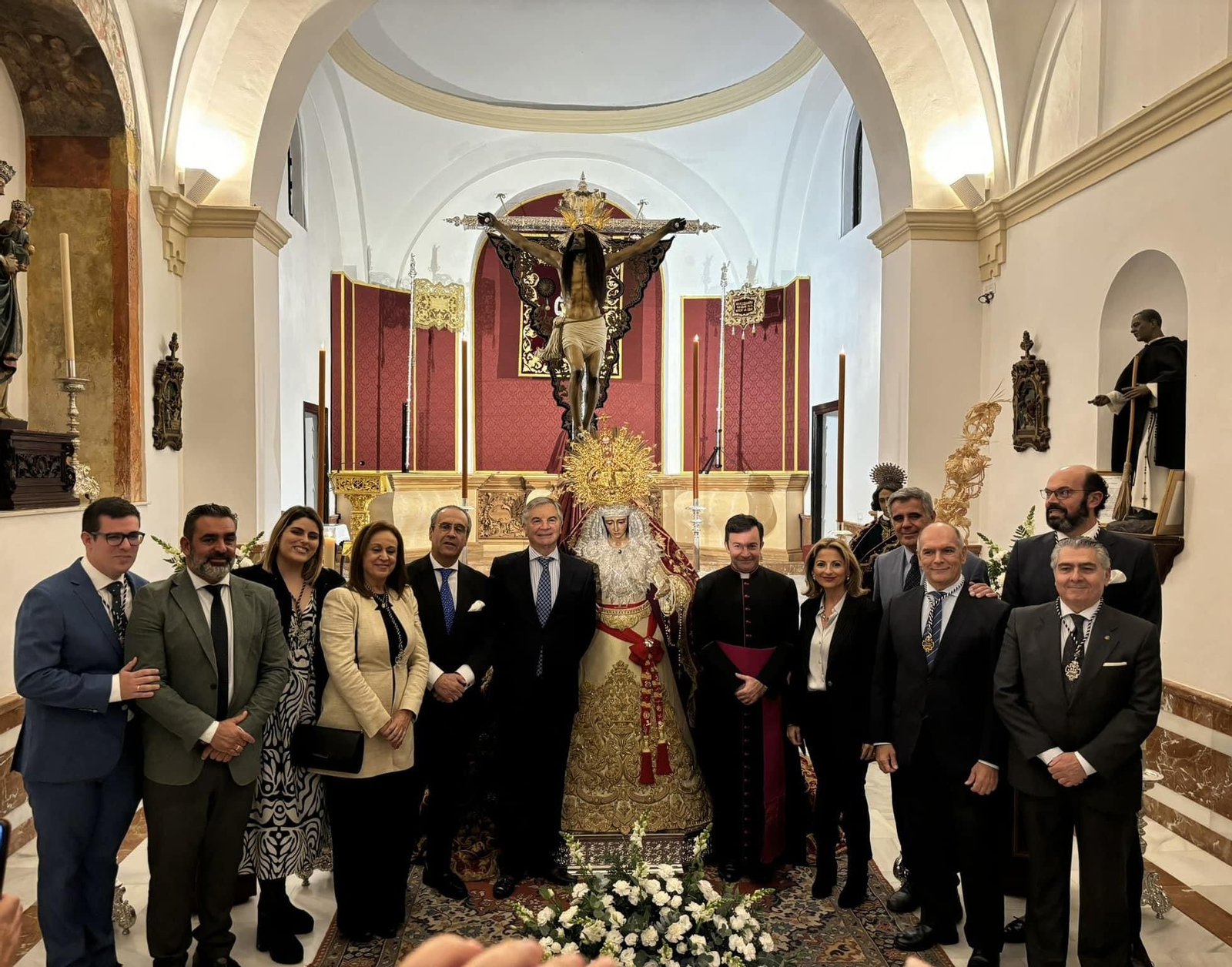 La nueva junta de gobieno, junto al sacerdote Miguel Ángel Montero. La nueva junta de gobieno, junto al sacerdote Miguel Ángel Montero.