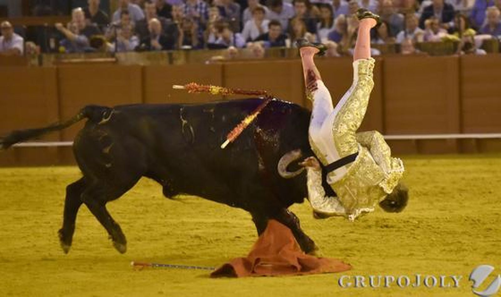 Javier Jiménez en el sexto toro./ Juan Carlos Vázquez