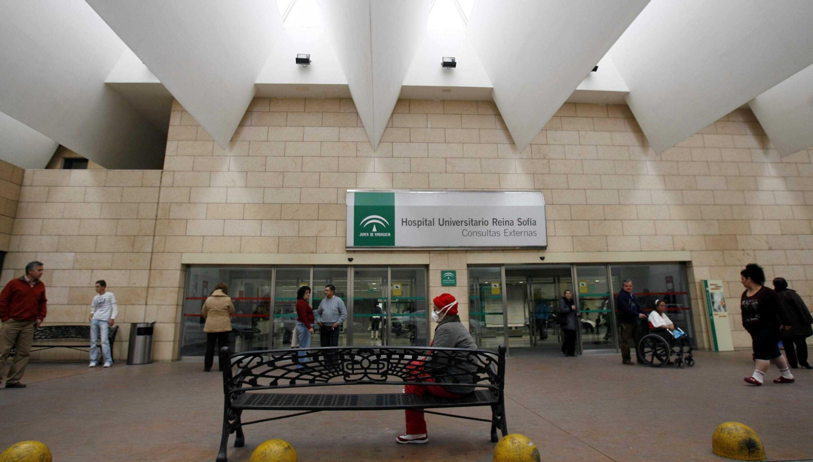 Imagen de archivo de la puerta principal de Consultas Externas del Reina Sofía.