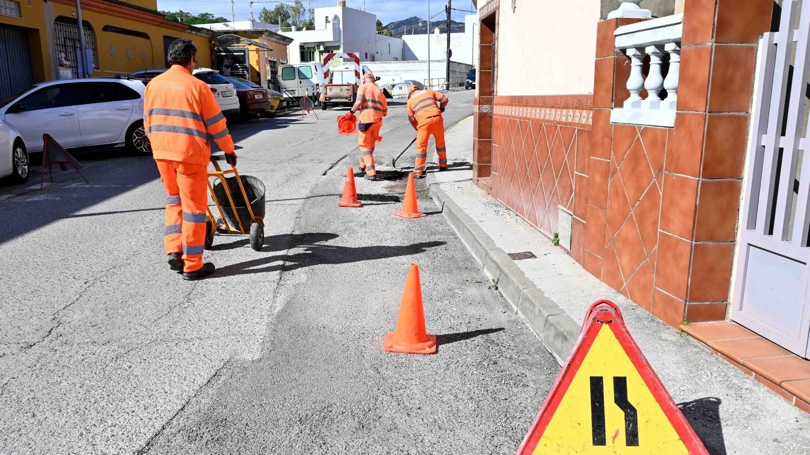 Operarios del Ayuntamiento de Algeciras trabajan en la carretera de El Cobre.