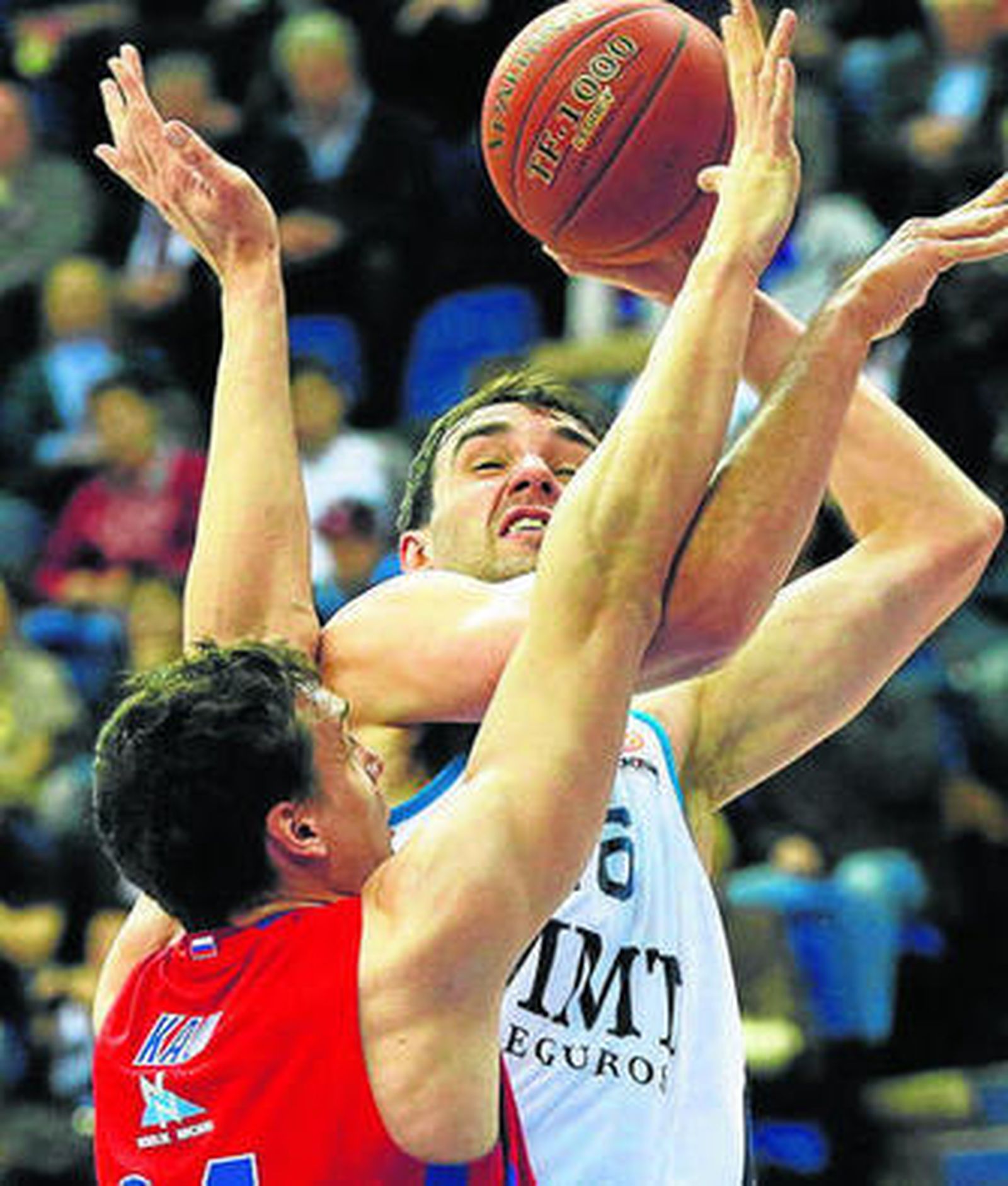 Begic trata de lanzar ante la oposición de Kaun.