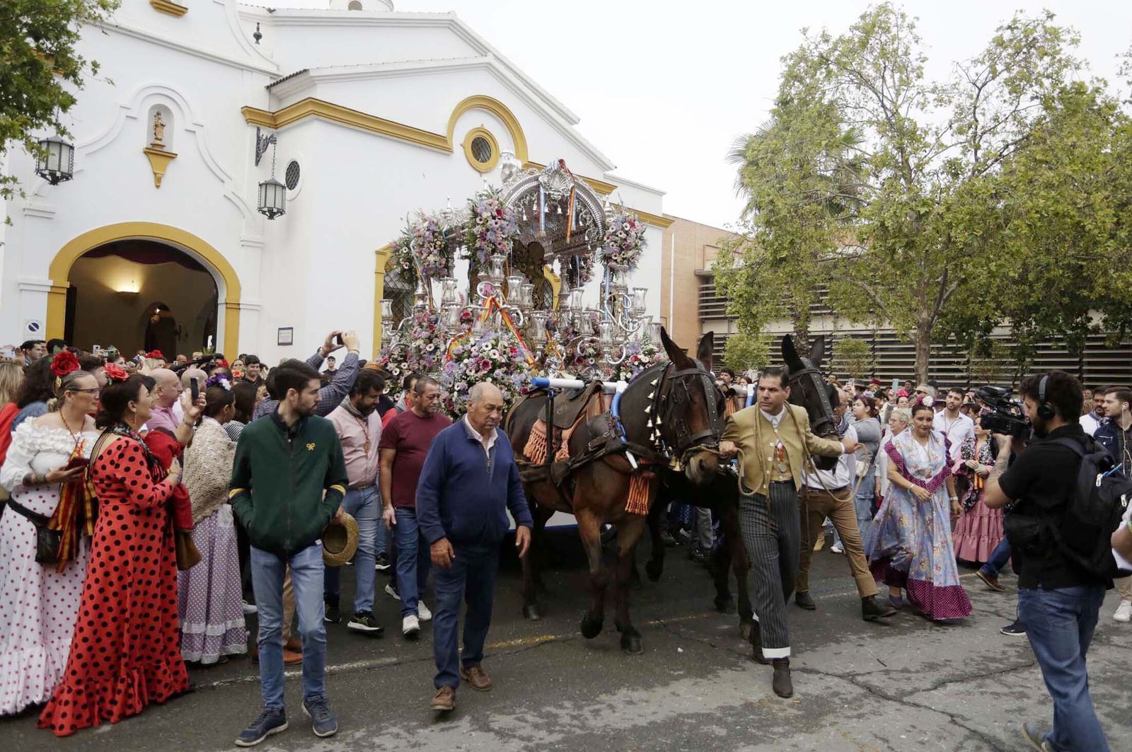 El Rocío 2023: Imágenes de la Hermandad de Emigrantes en su salida de Huelva