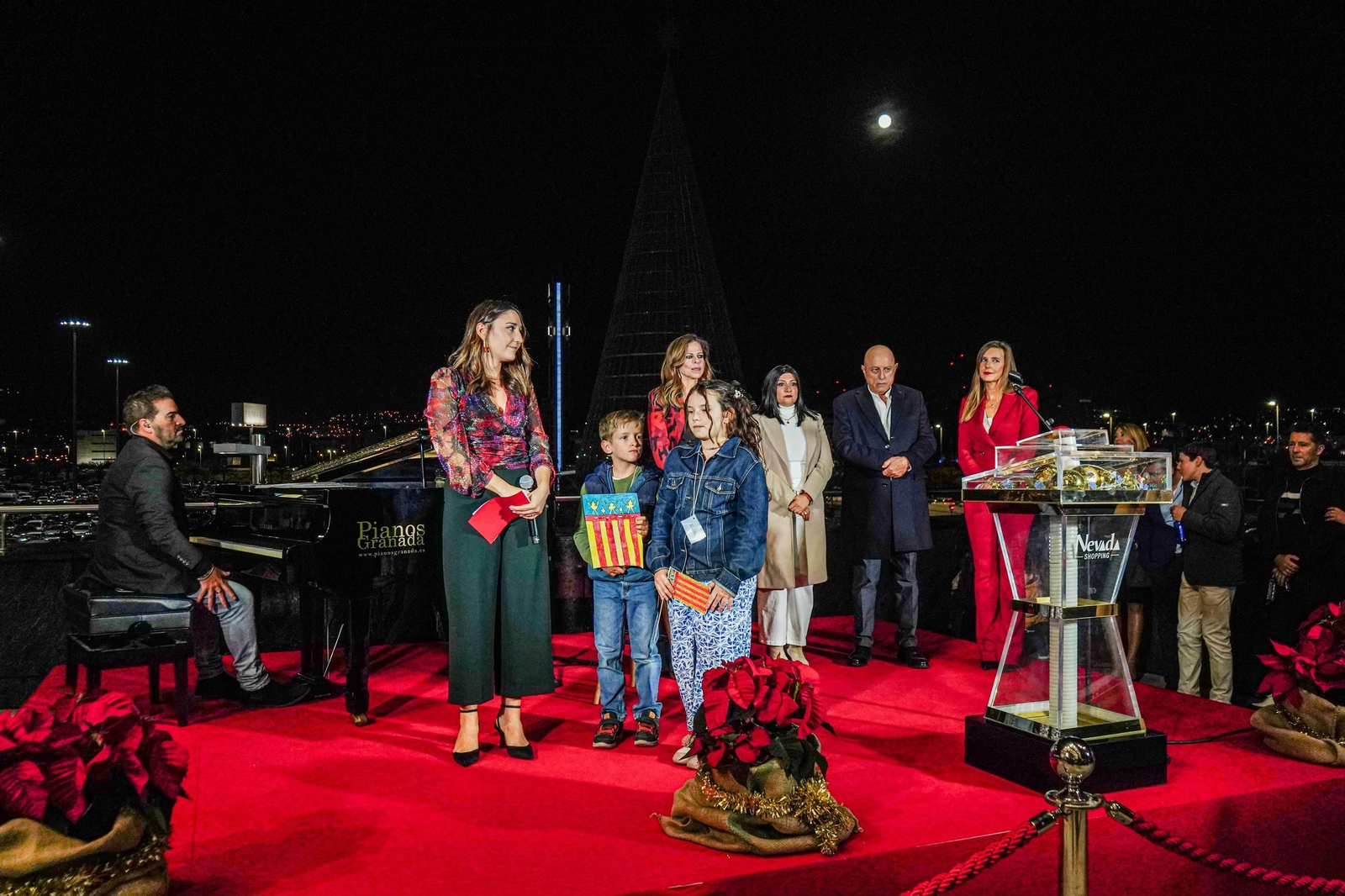 Galería | Granada ya está en Navidad: la fiesta del Nevada Shopping para el alumbrado