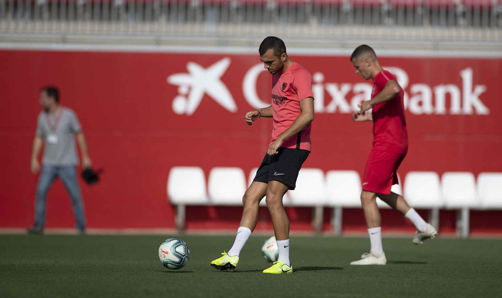 Joan Jordán golpea el balón en el entrenamiento de este jueves.