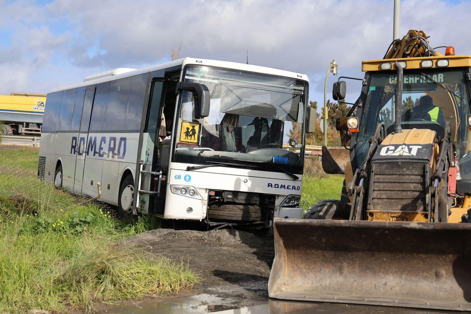 El accidente entre un autobús escolar y un camión en Gibraleón este jueves en imágenes