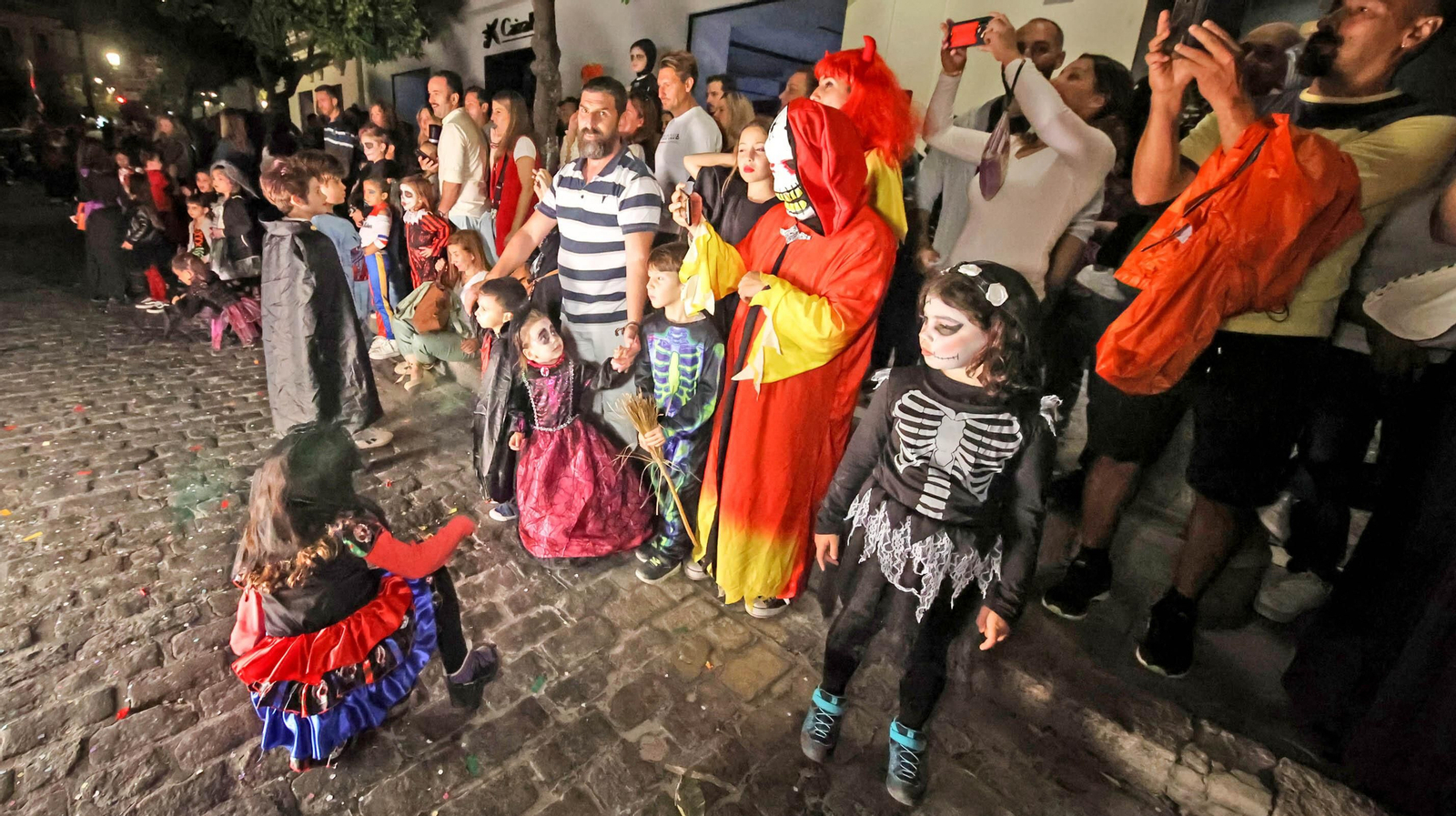 El desfile de Halloween llena las calles de Jerez