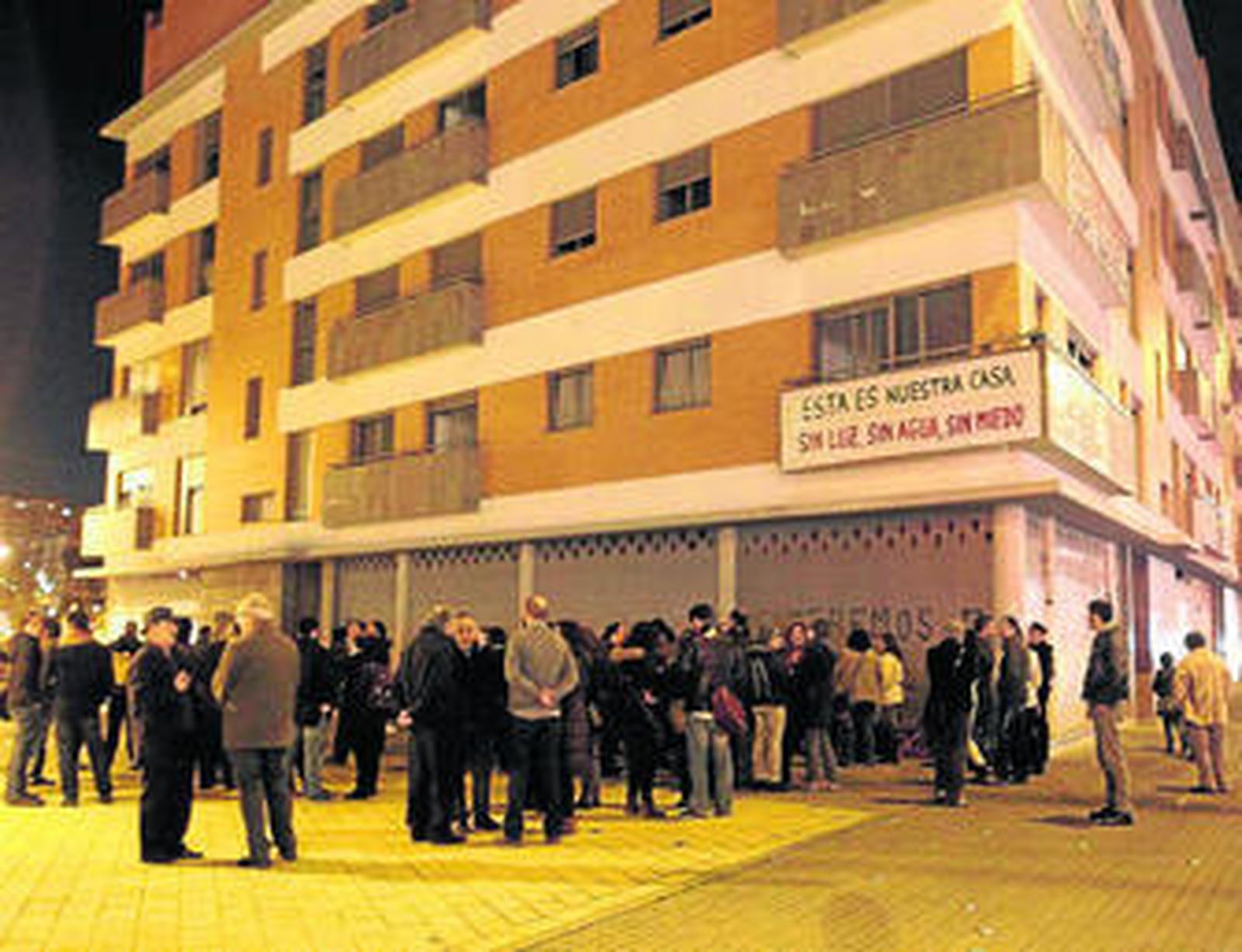 Concentración en apoyo a los ocupas de la Corrala Utopía, anoche.