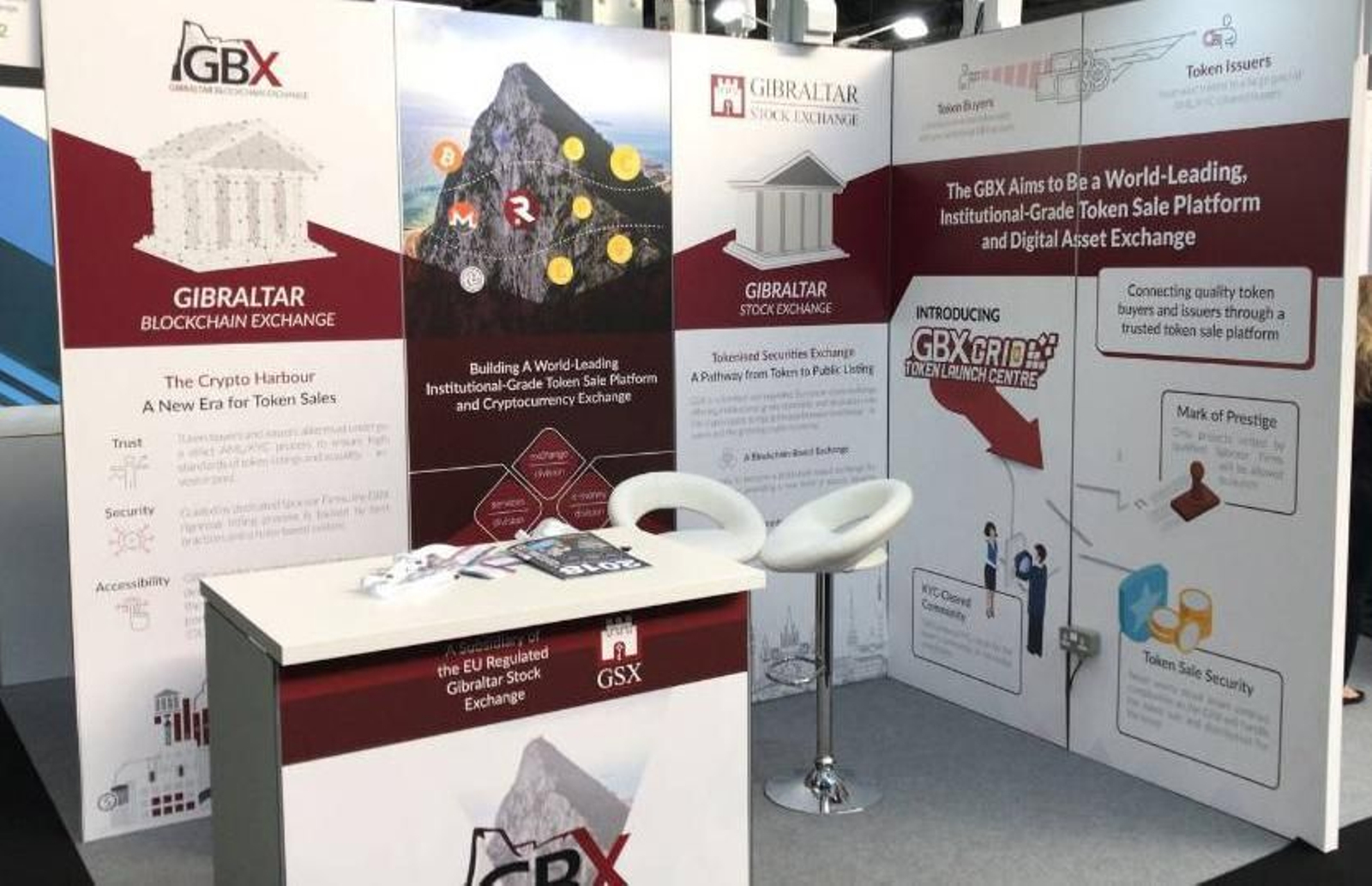 Un stand de Gibraltar Blockchain Exchange, plataforma de criptomonedas.