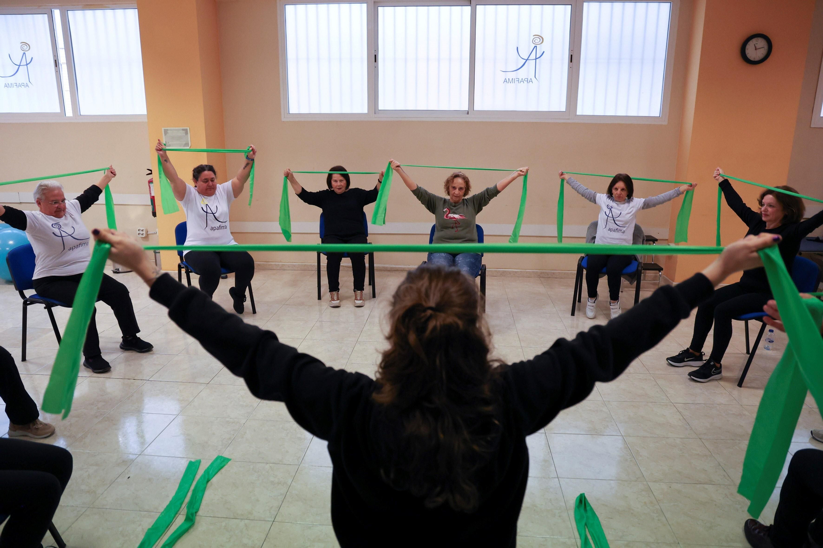 Un grupo de mujeres hace gimnasia en la sede de Apafima.