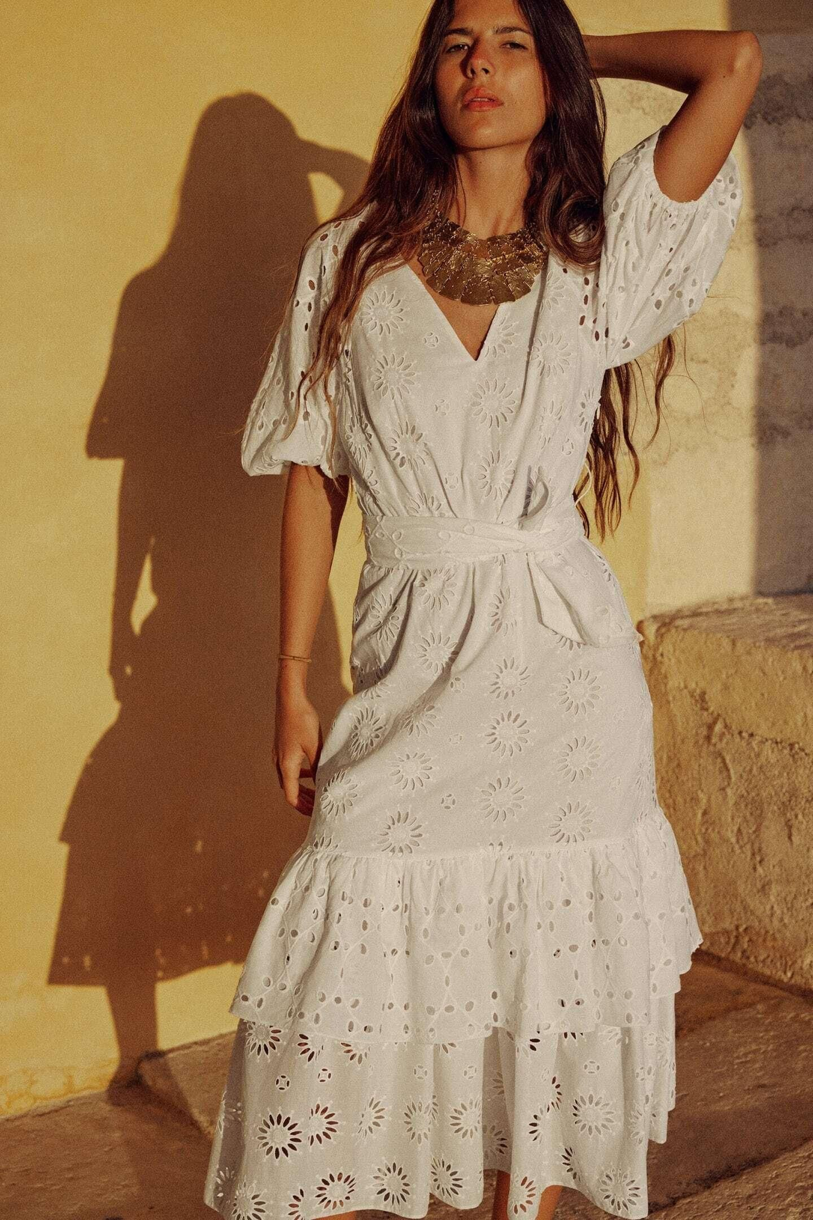 Vestido blanco con volantes de Zara.