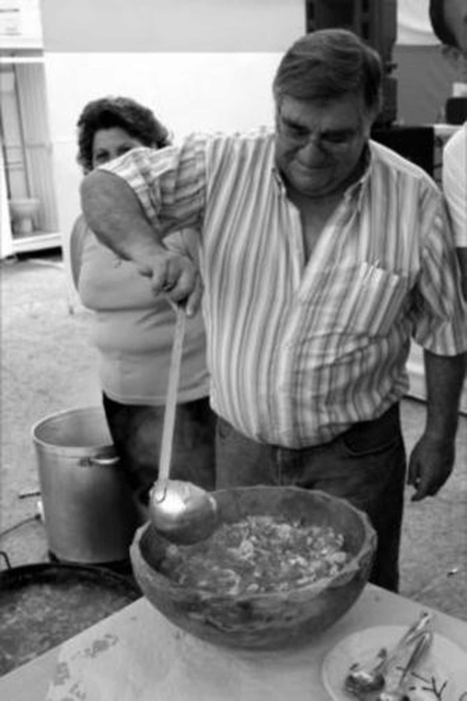 Un hombre sirve platos de refrito barreño durante la pasada feria de mayo.