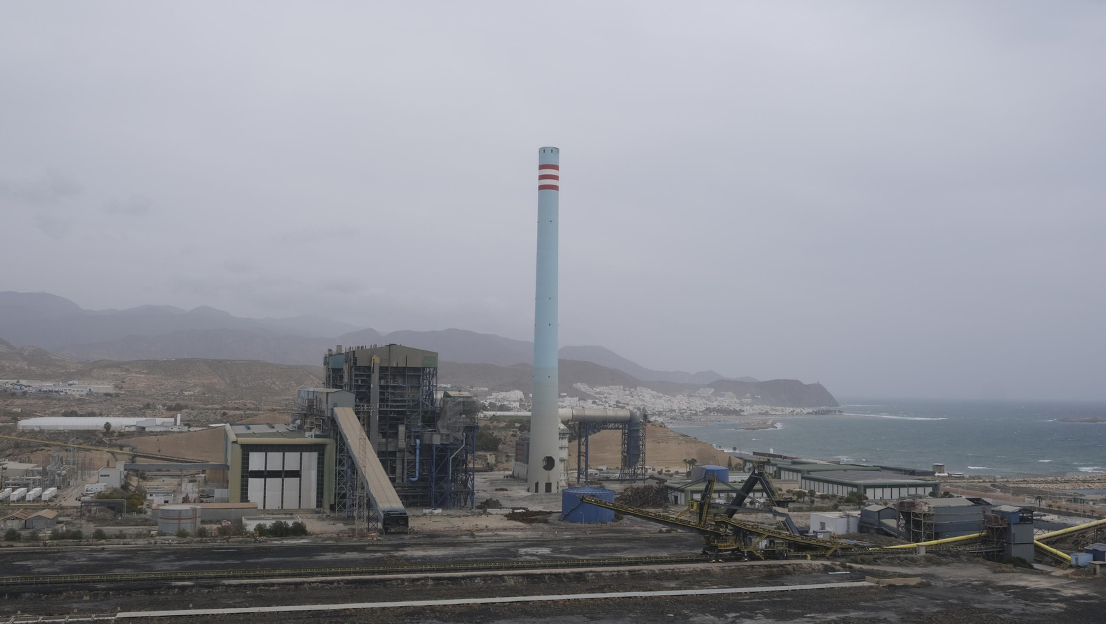 El derribo de la Torre Litoral de Endesa en Carboneras, en imágenes