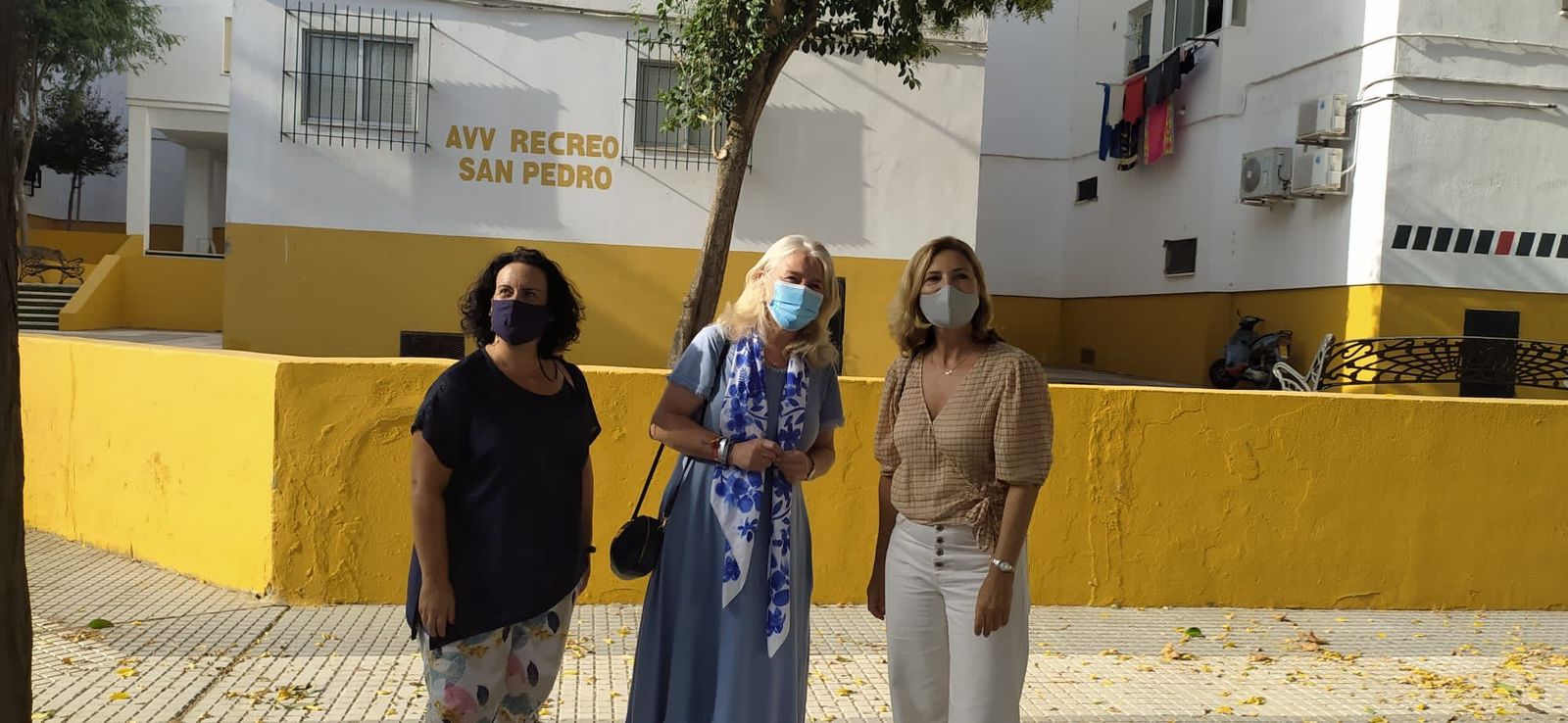 Las representantes del PP local y de la Junta, durante la visita a las barriadas que se verán beneficiadas de estas ayudas.