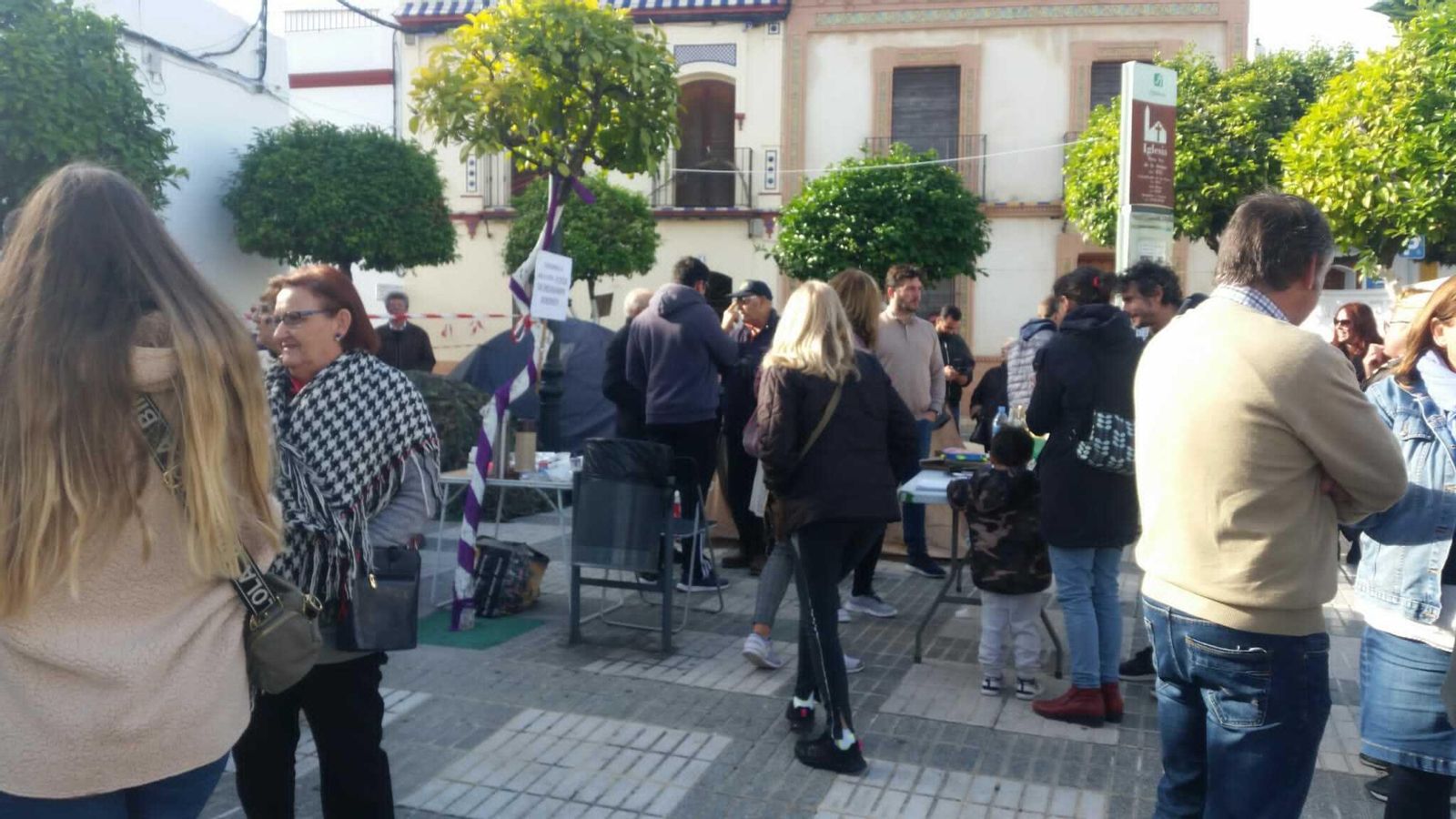 Algunos vecinos concentrados en la zona, este viernes.