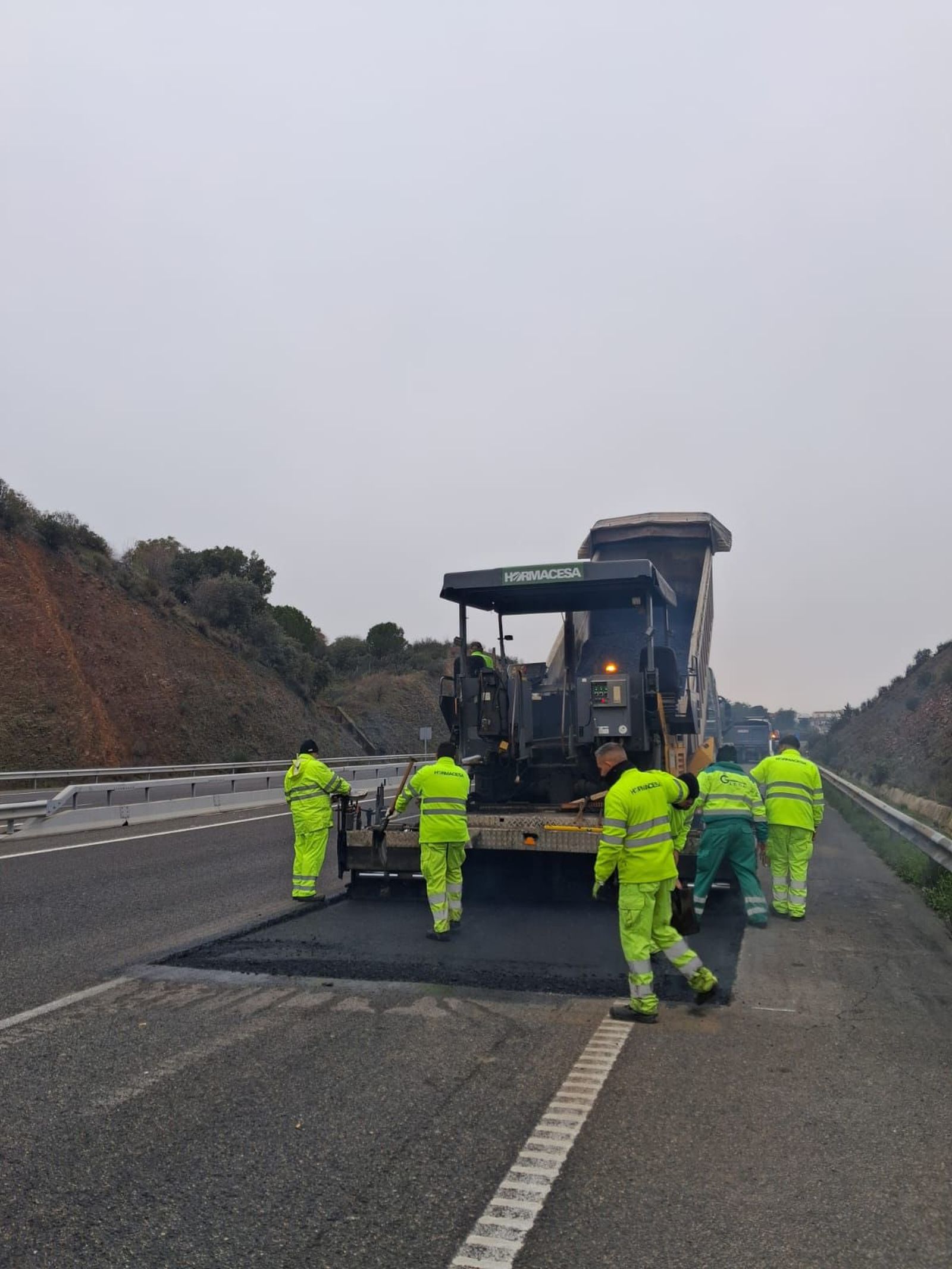 Obras de urgencia en la carretera A-4 por los socavones.