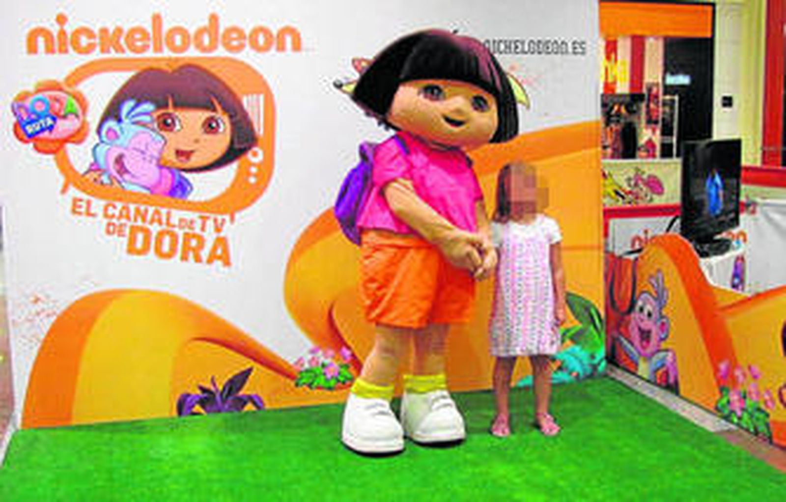 'Dora la Exploradora' posa con una pequeña en la galería comercial Gran Sur.